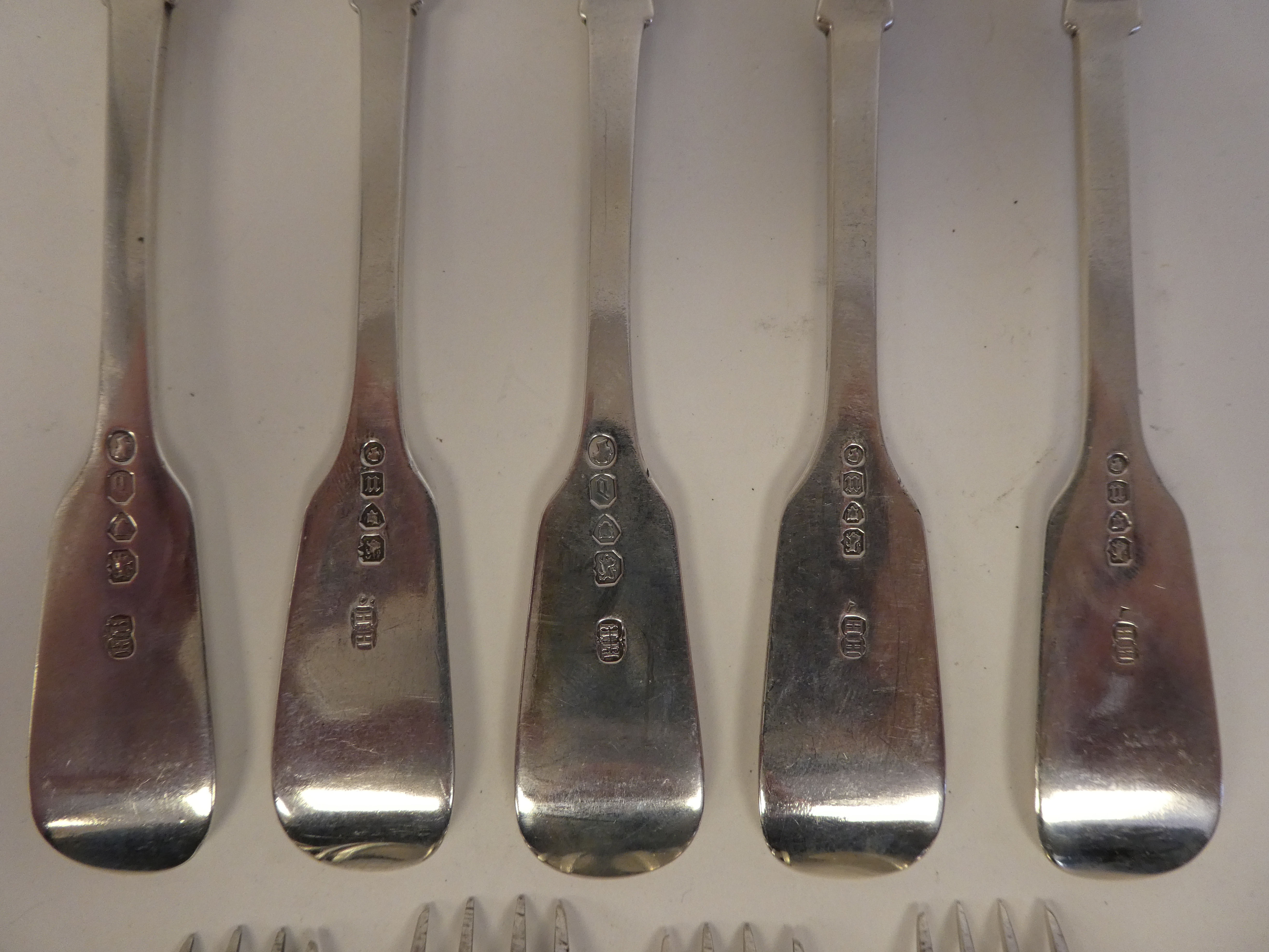 A matched set of nine silver fiddle pattern dessert forks  mixed marks  (approx. combined weight - Image 3 of 4