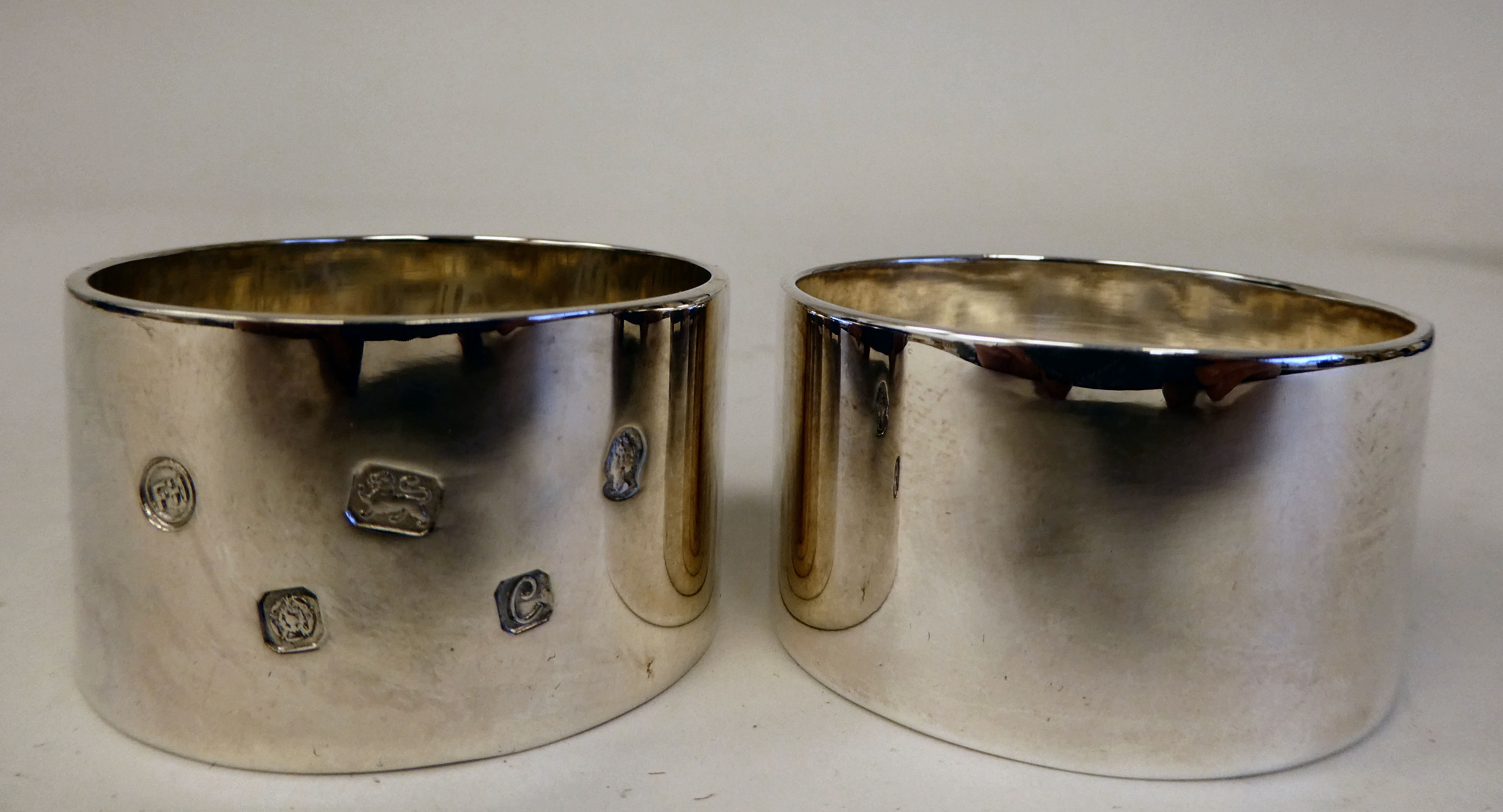 A pair of silver band design napkin rings  Francis Howard  London 1977  boxed - Image 2 of 4