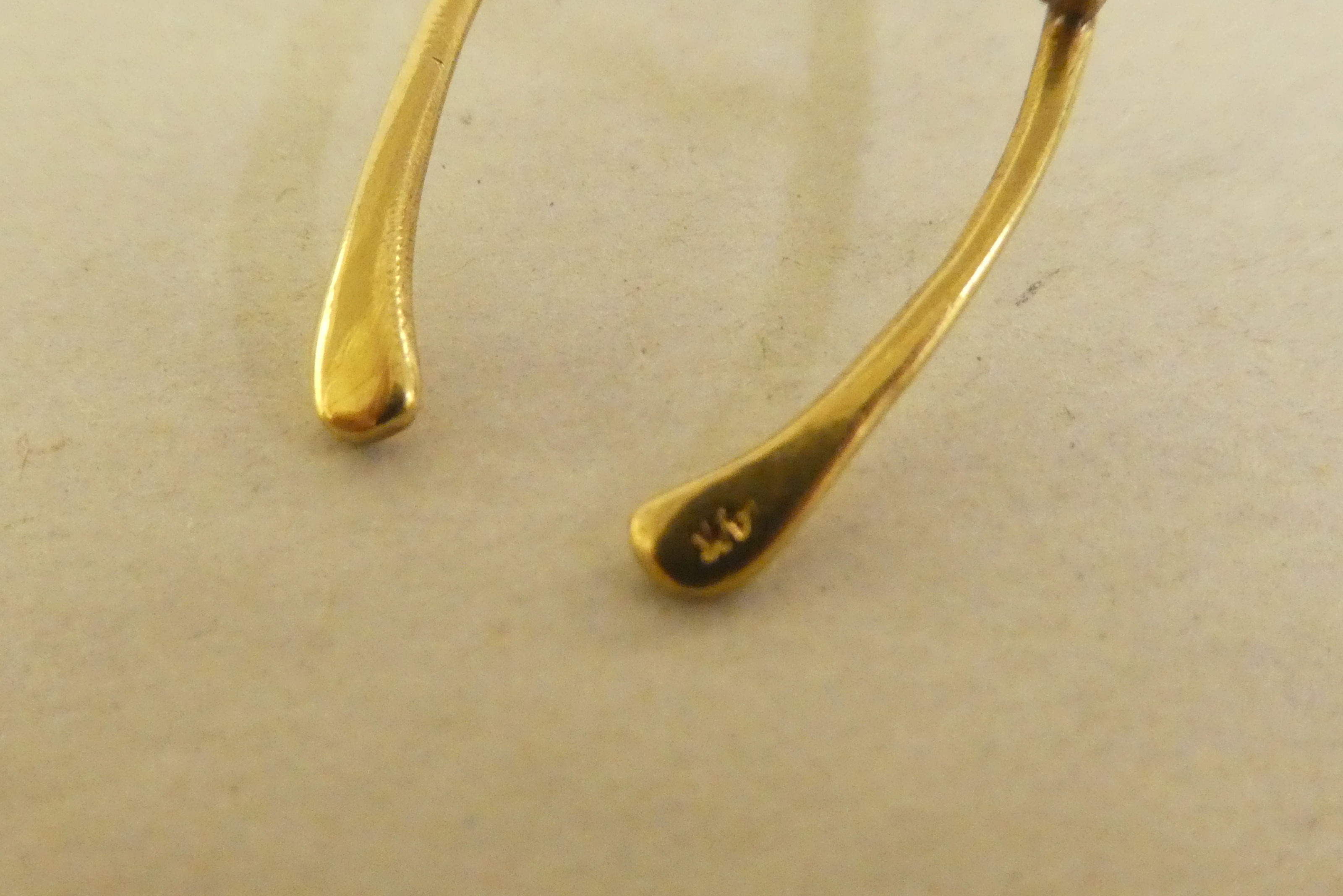 A 14ct gold wishbone design brooch - Image 3 of 3