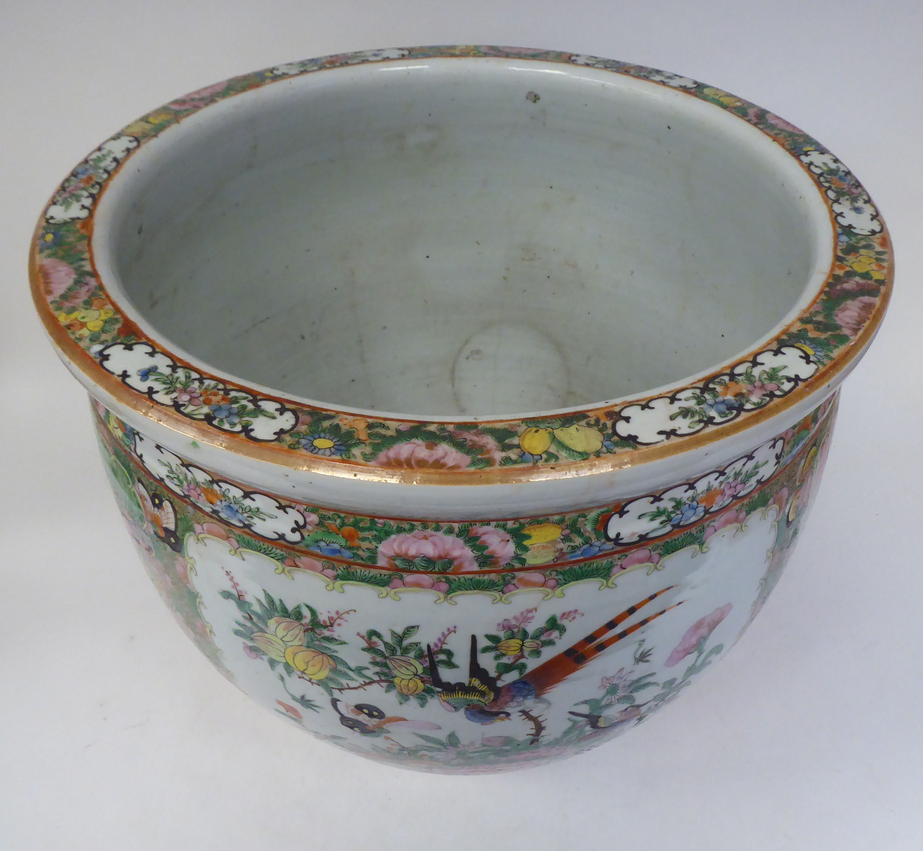 A 19thC Chinese Canton porcelain fish bowl, traditionally decorated in colours and alternating - Bild 2 aus 6