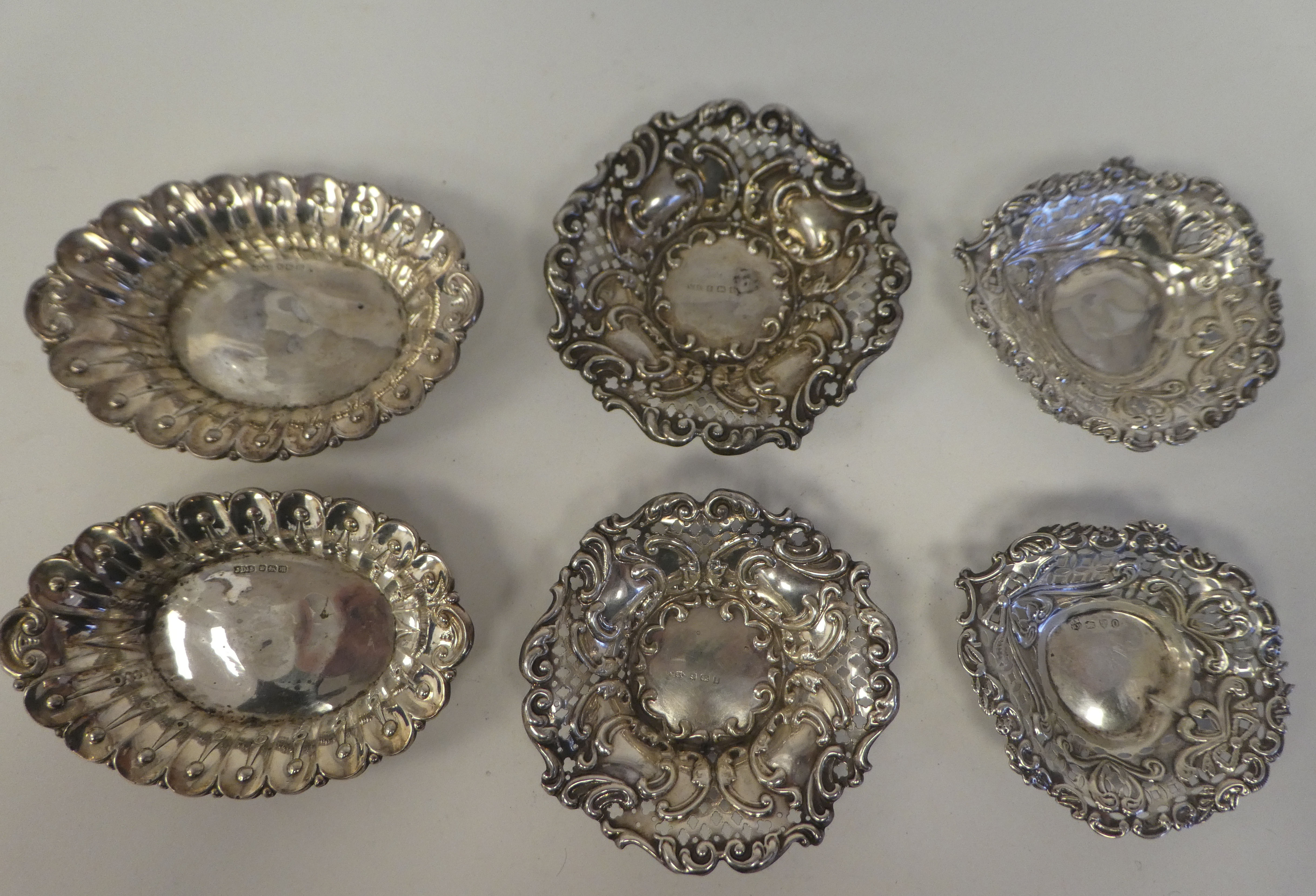 Three pairs of various small, impressed and pierced sweet dishes of circular, oval and heart design - Bild 2 aus 8