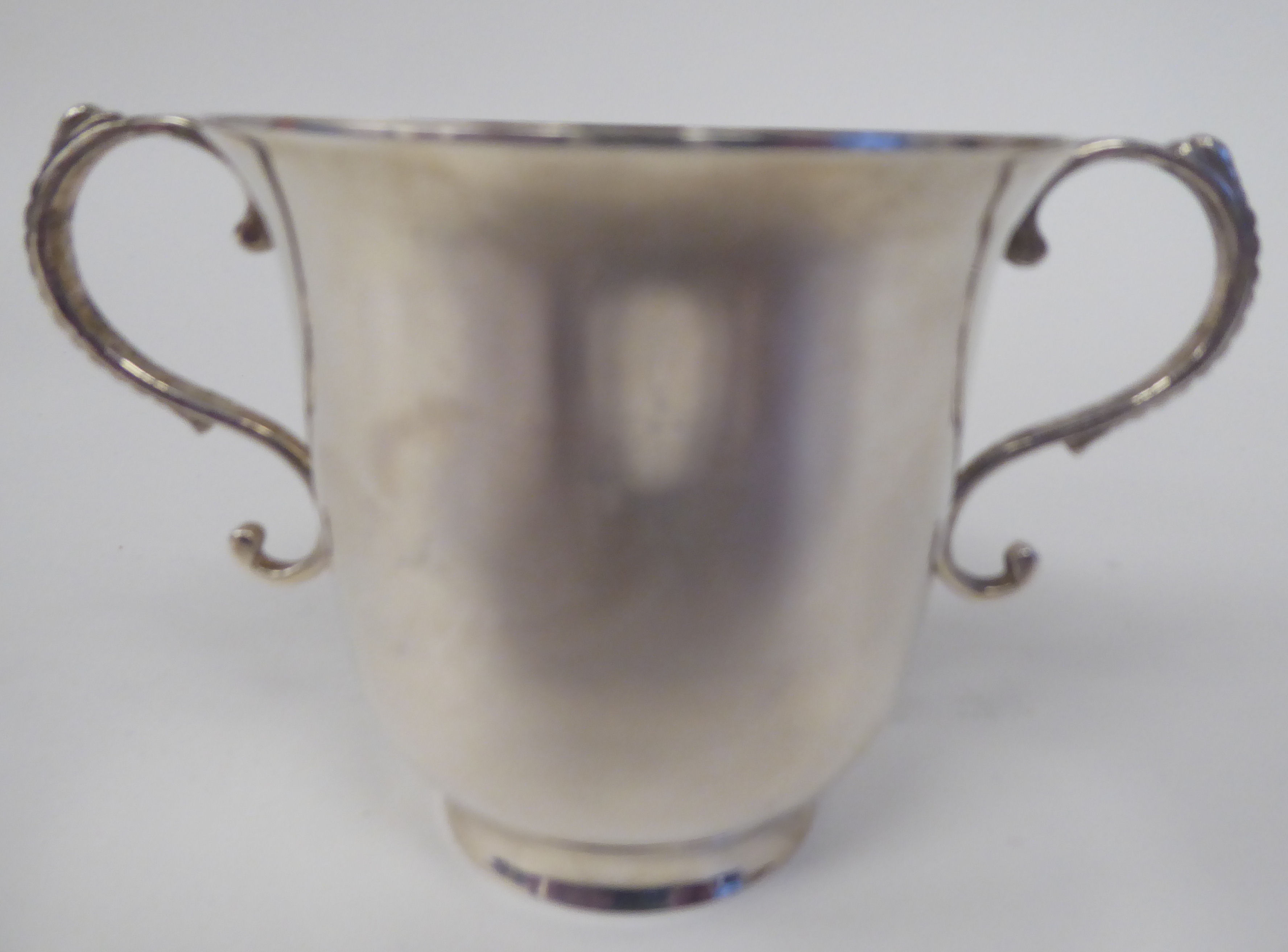 A silver twin handled, footed cup of bell design  Birmingham 1987  (approx. weight 4.5ozs) - Bild 2 aus 4