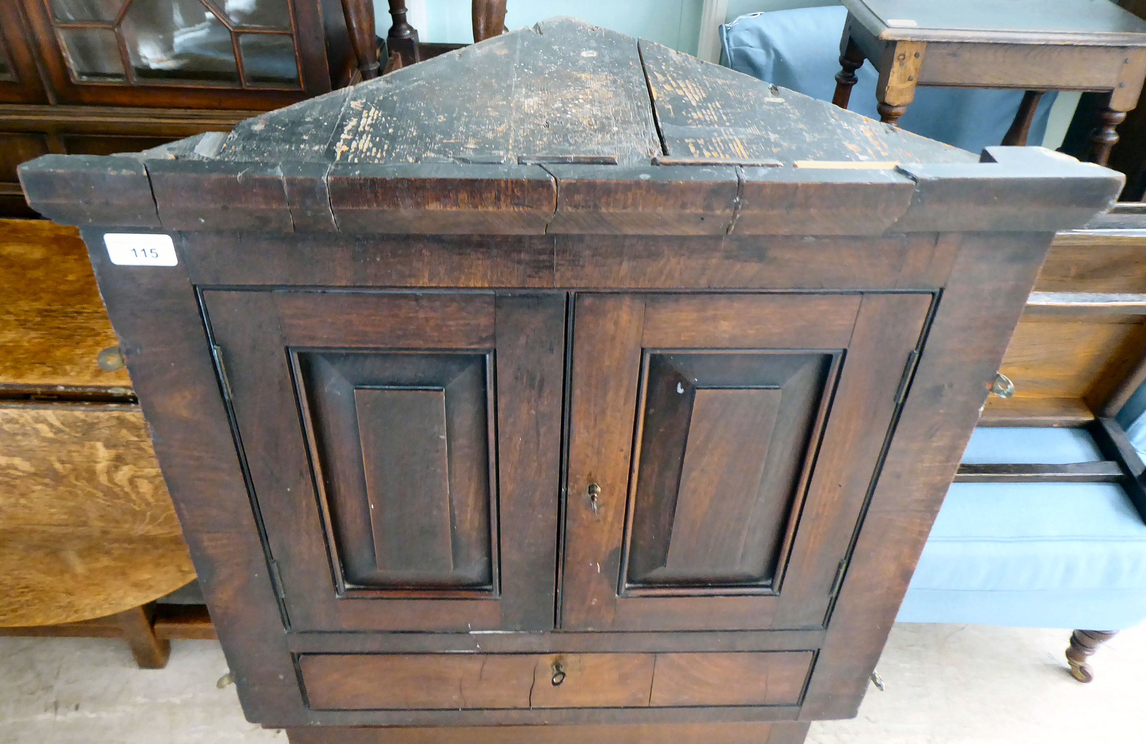 An early 19thC Georgian mahogany hanging corner cupboard with two fielded panelled doors, over a - Image 3 of 4