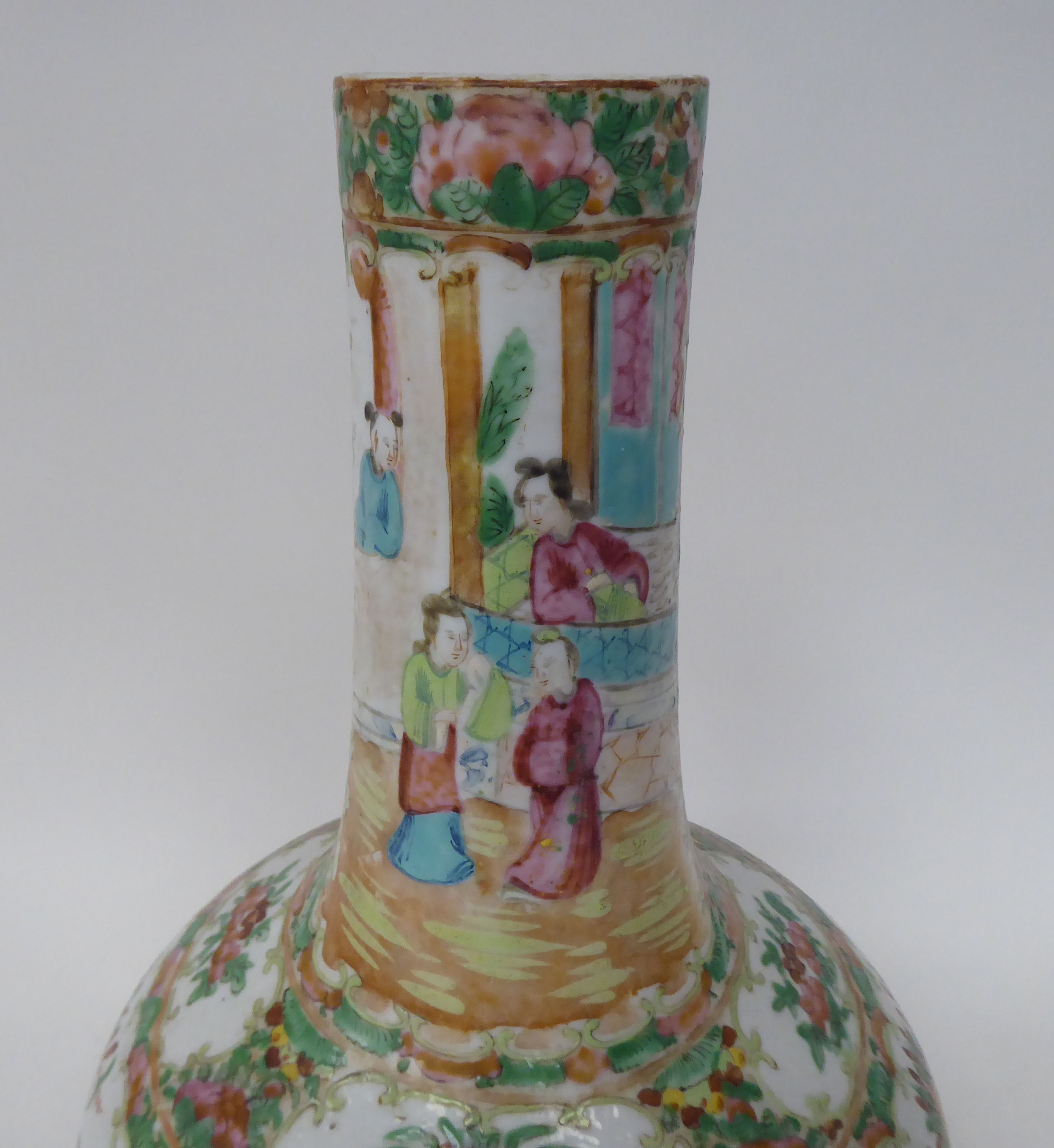 A late 19thC Chinese Canton porcelain bulbous bottle vase with a long, narrow and tapered neck, - Bild 5 aus 7