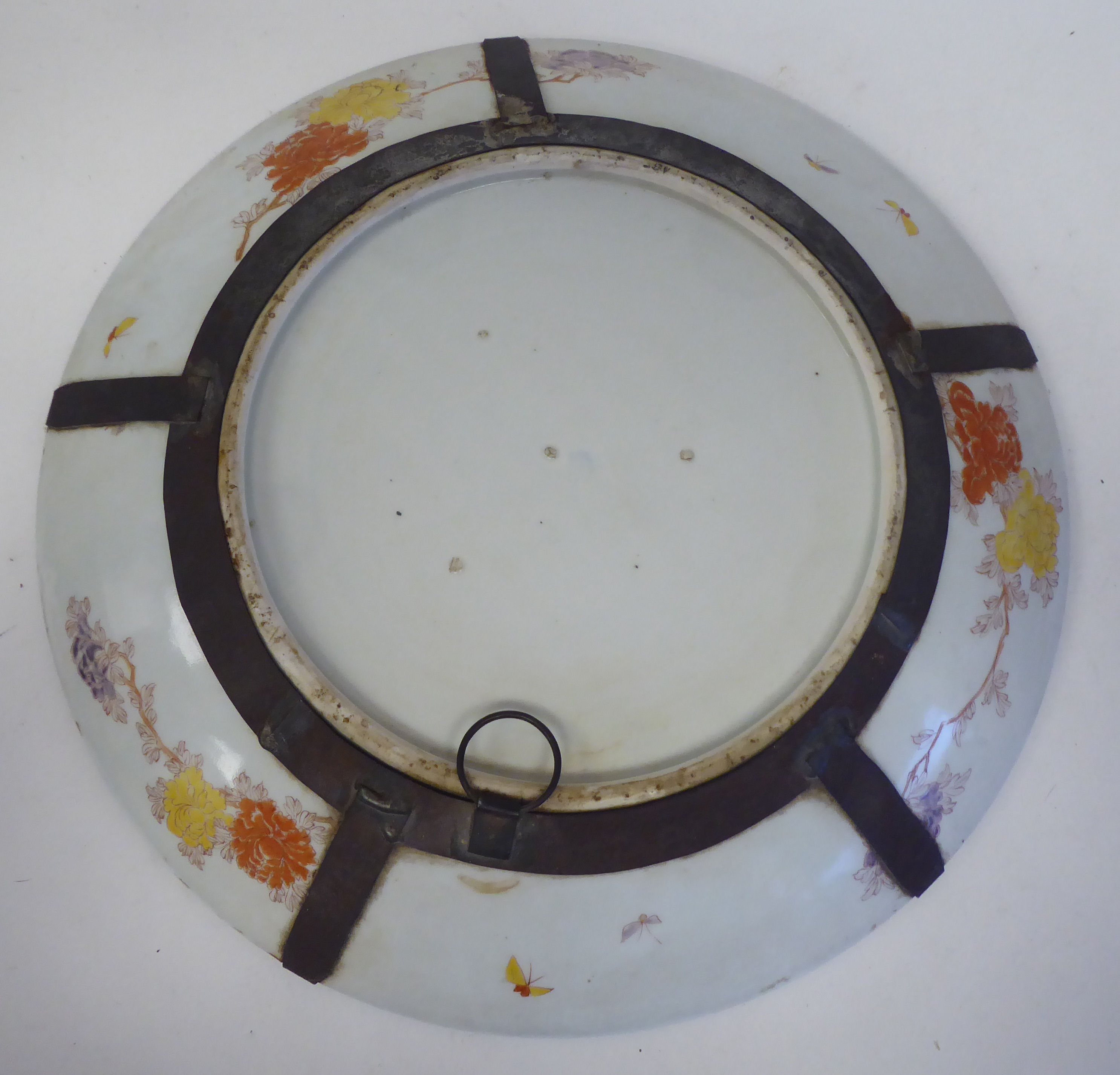 A 19thC Chinese porcelain charger, decorated to the centre with songbirds and flora and border - Image 6 of 6