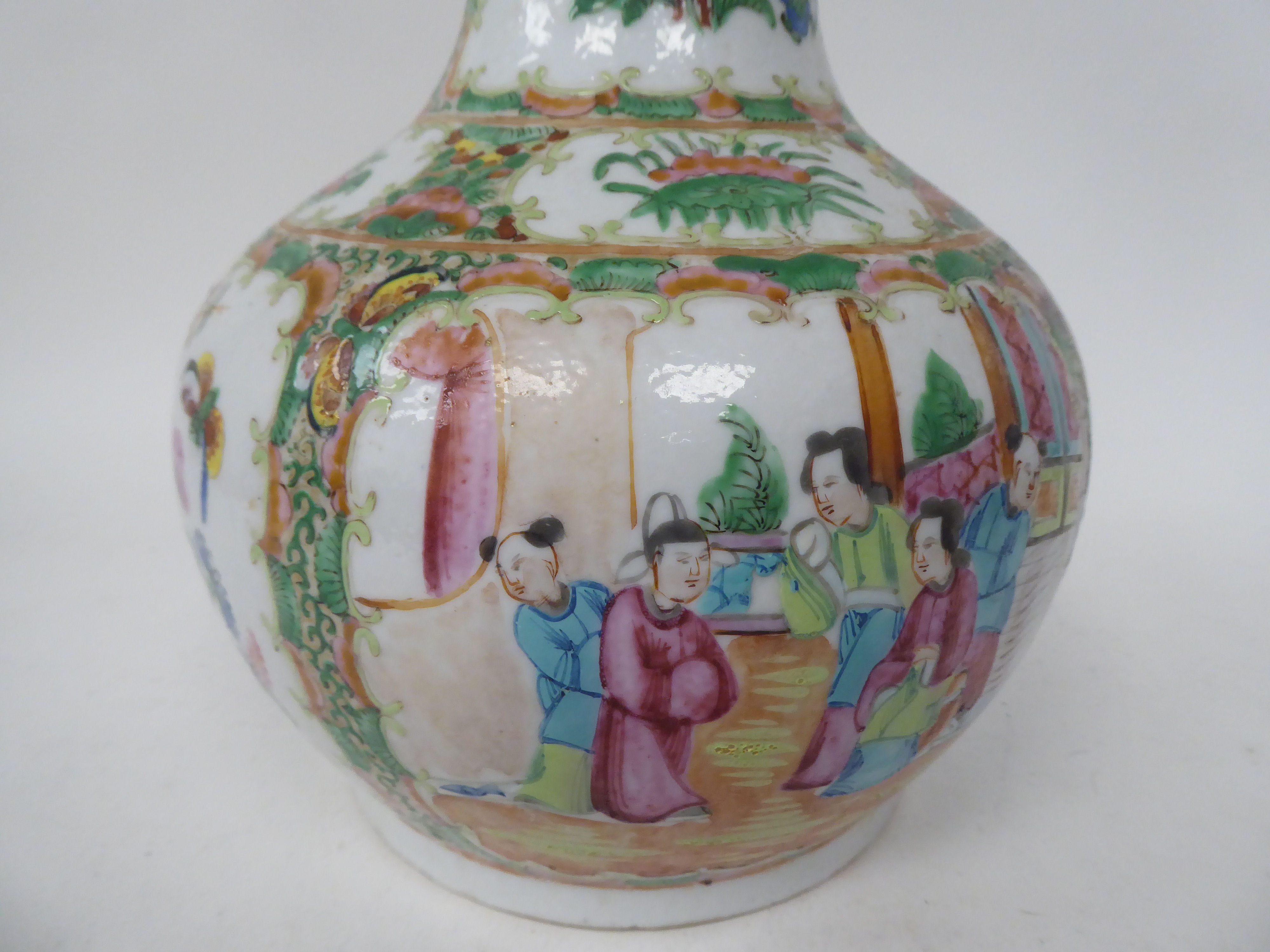A late 19thC Chinese Canton porcelain bulbous bottle vase with a long, narrow and tapered neck, - Bild 4 aus 7