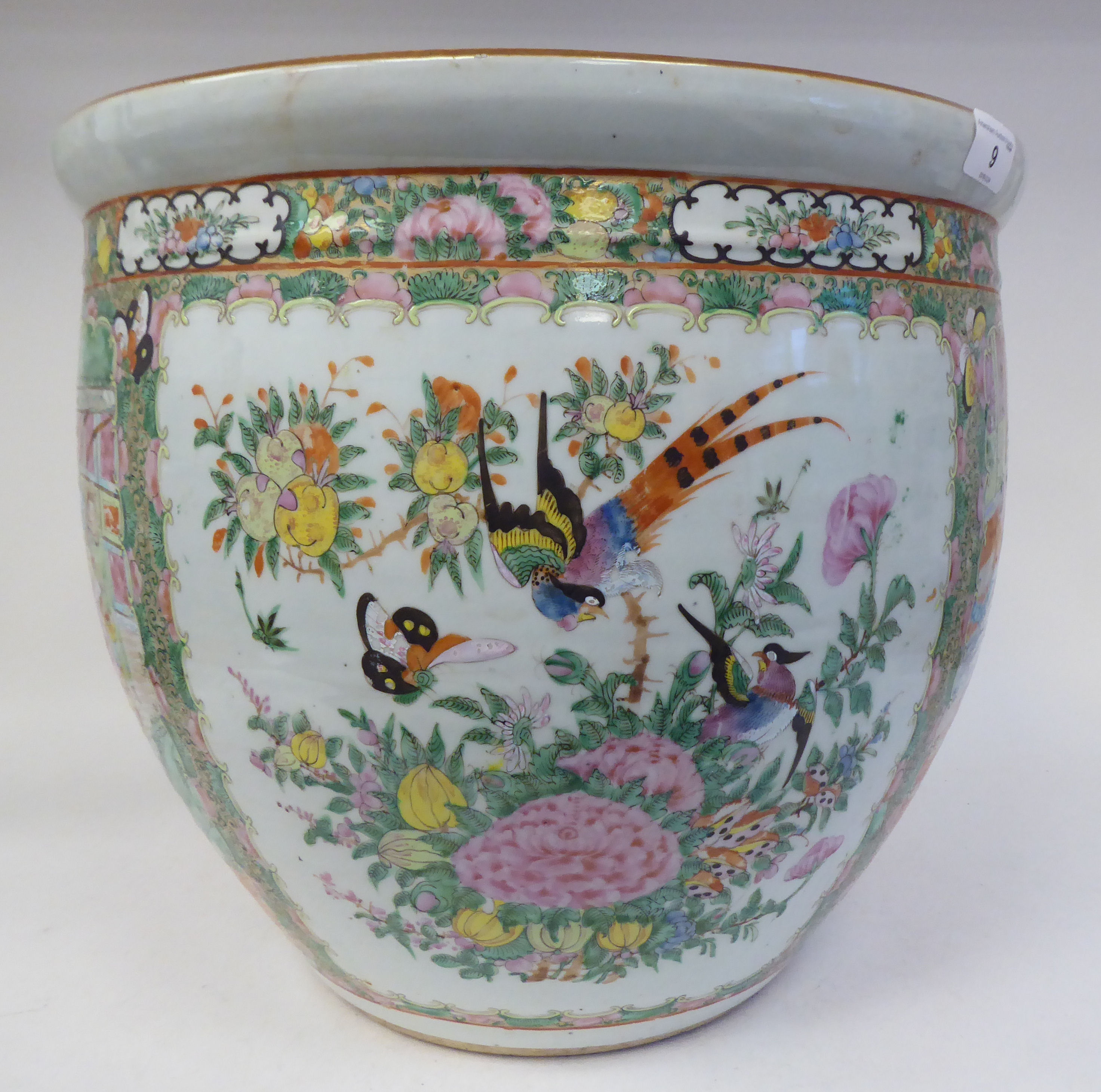 A 19thC Chinese Canton porcelain fish bowl, traditionally decorated in colours and alternating - Bild 4 aus 6