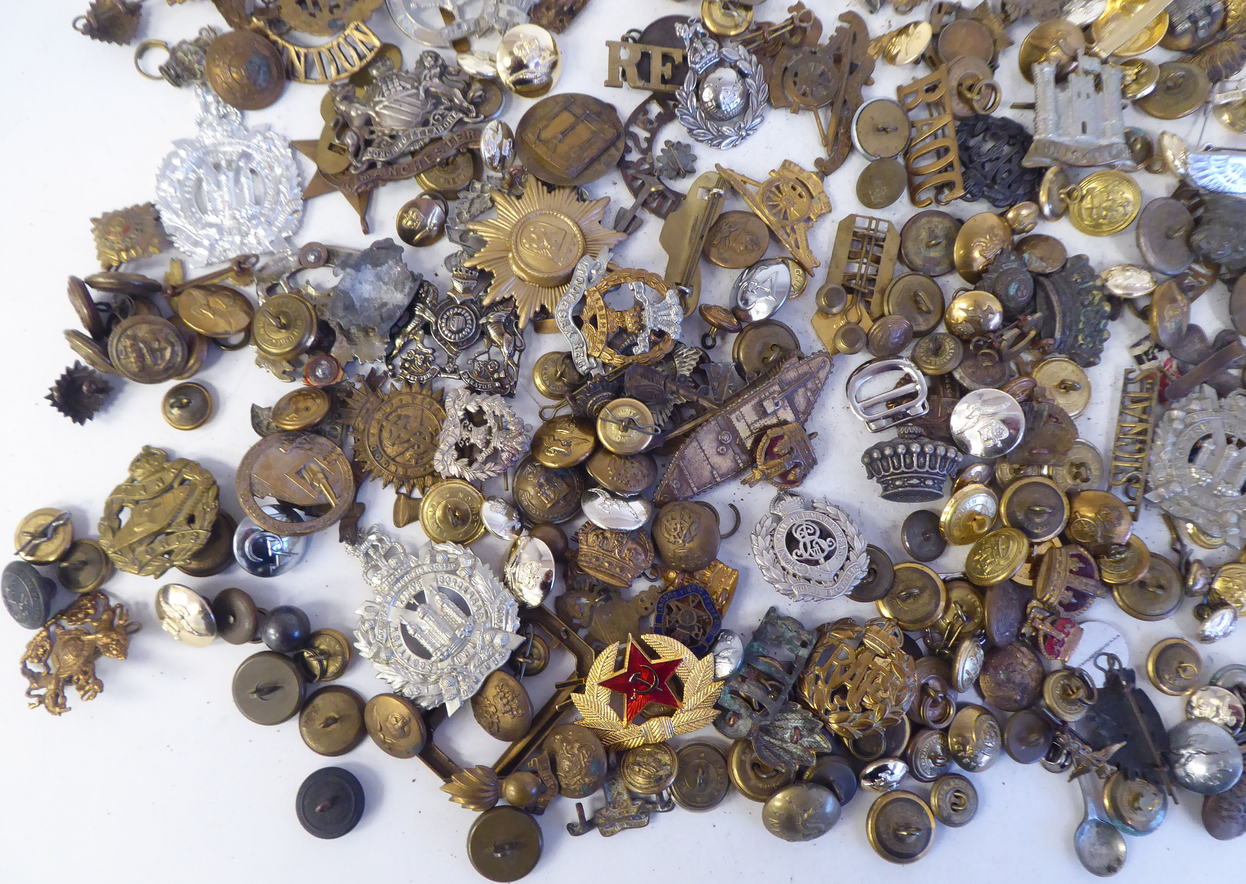 Miscellaneous, mainly British, military cap badges, uniform buttons and other insignia: to include - Image 3 of 5