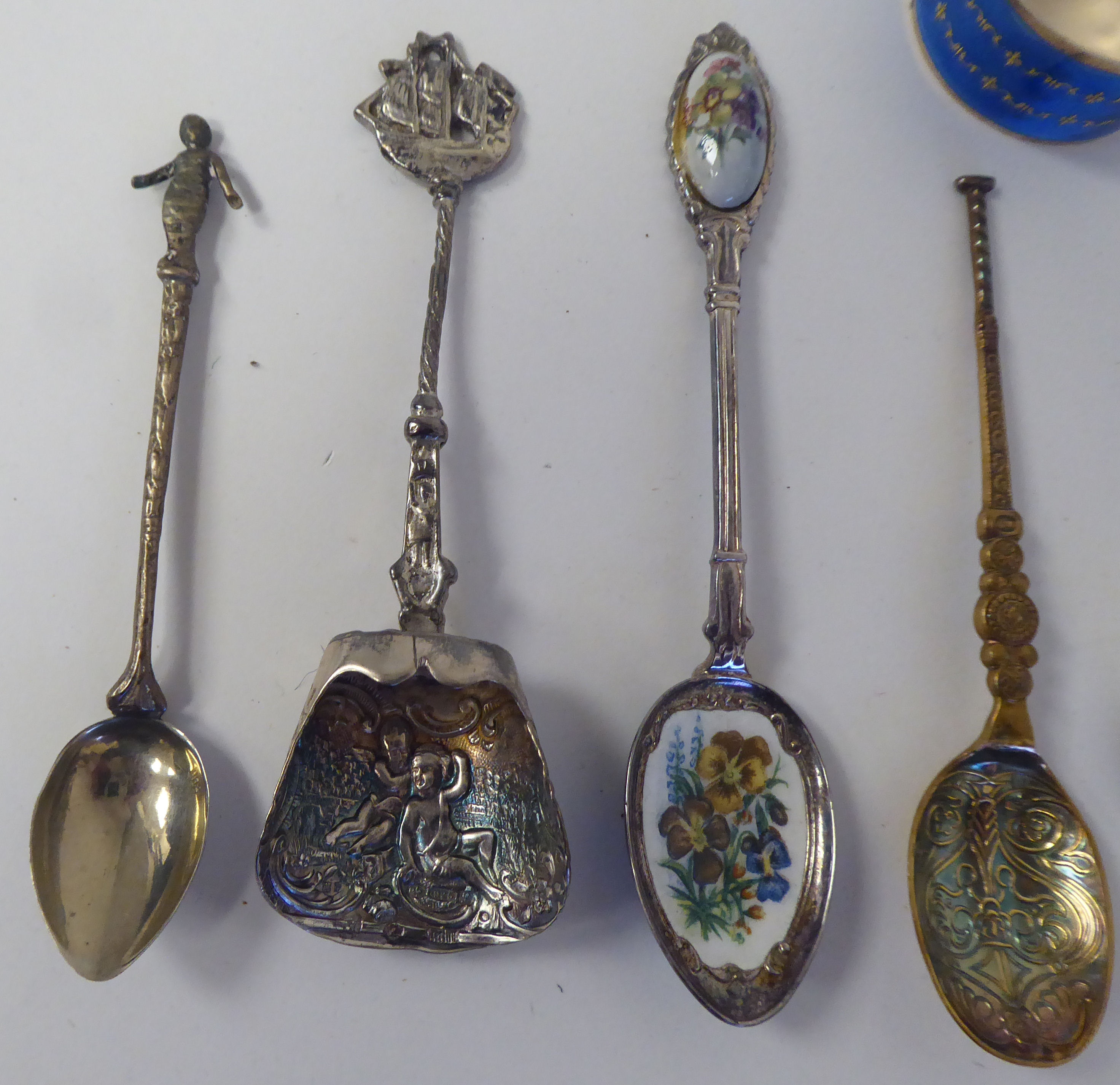 Silver and silver plated collectables: to include an Art Nouveau, white metal backed handmirror, - Image 3 of 7