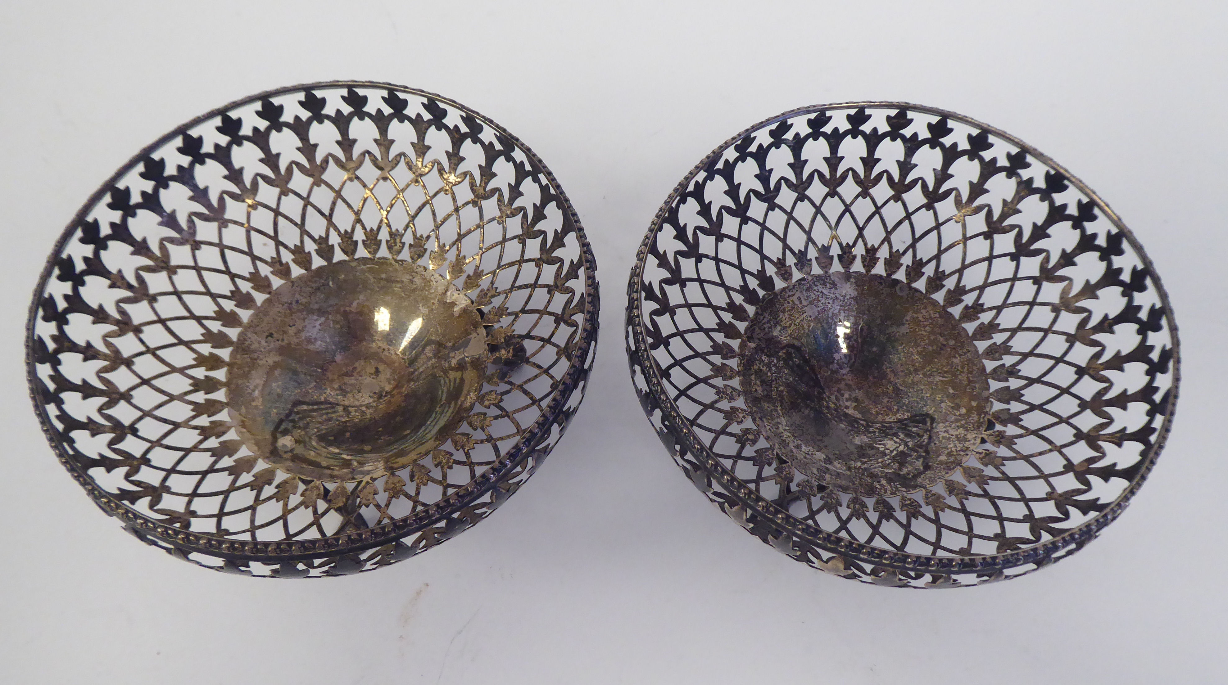 A pair of silver sweet baskets with decoratively pierced, shallow sides, elevated on three paw feet - Image 2 of 4