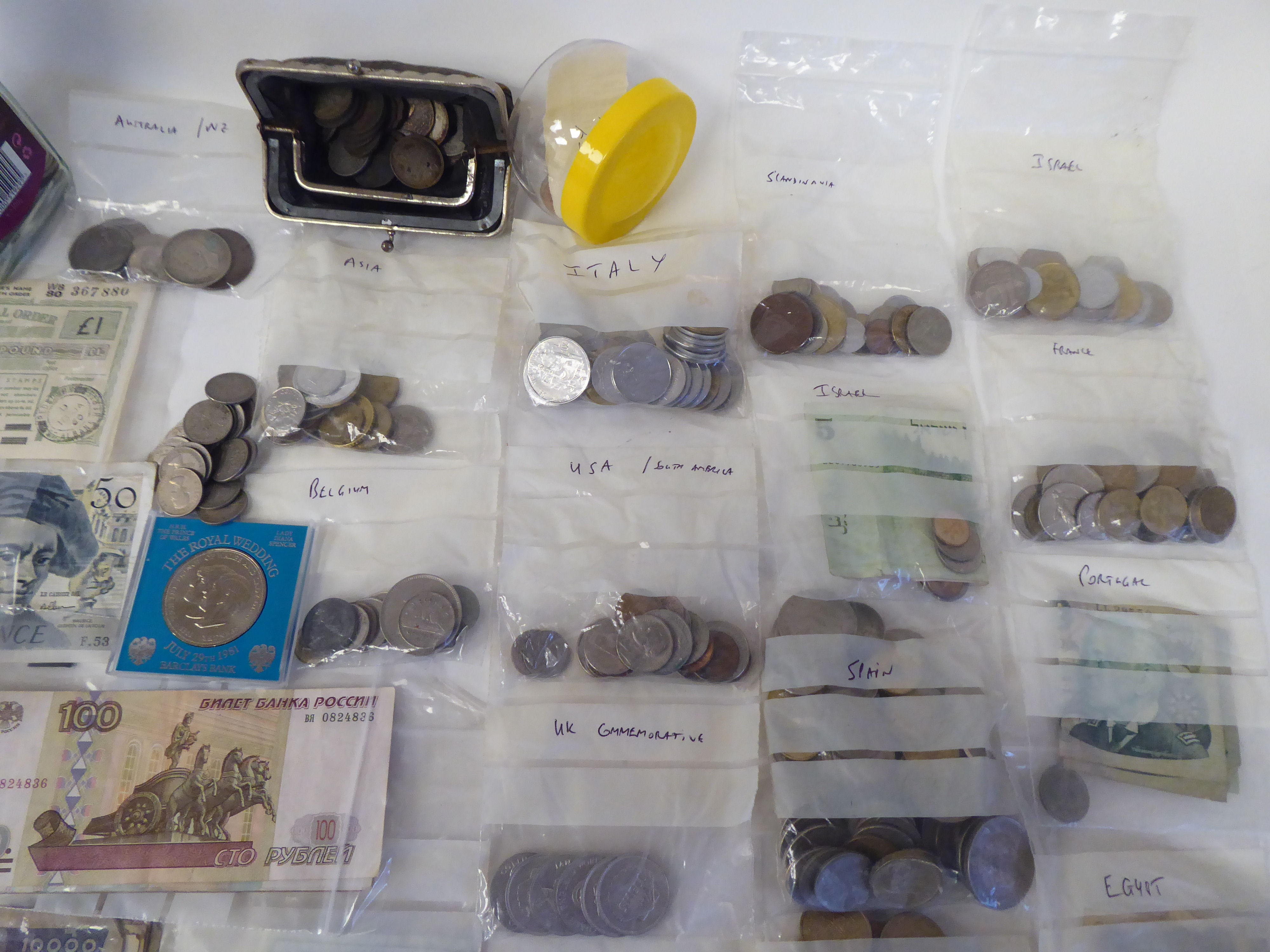 Uncollated coins and banknotes: to include British issues - Image 4 of 6