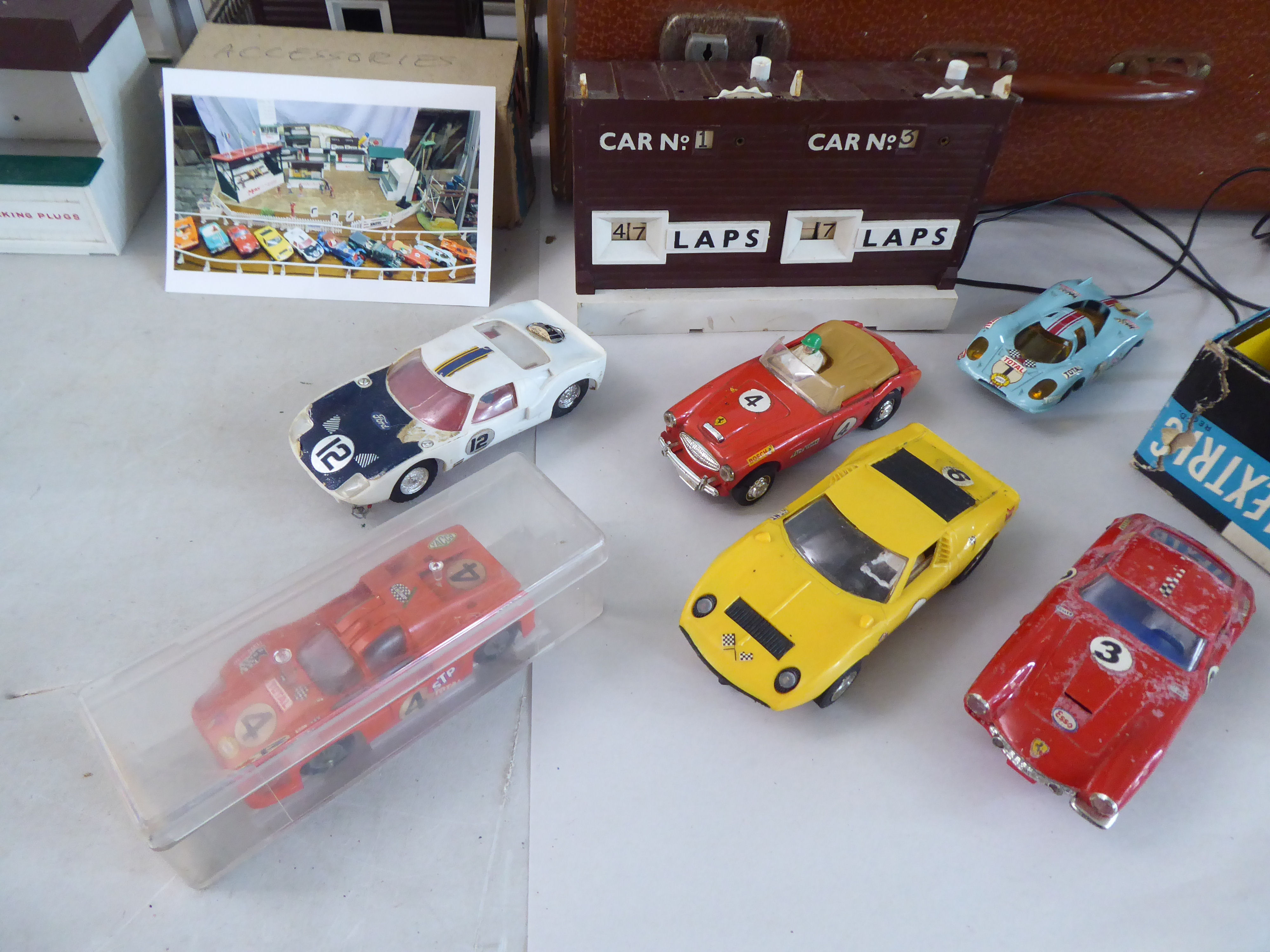 Scalextric accessories: to include a Ferrari GT 250; a C4 Racing car; a Porsche 917, C17 Racing car; - Image 2 of 11