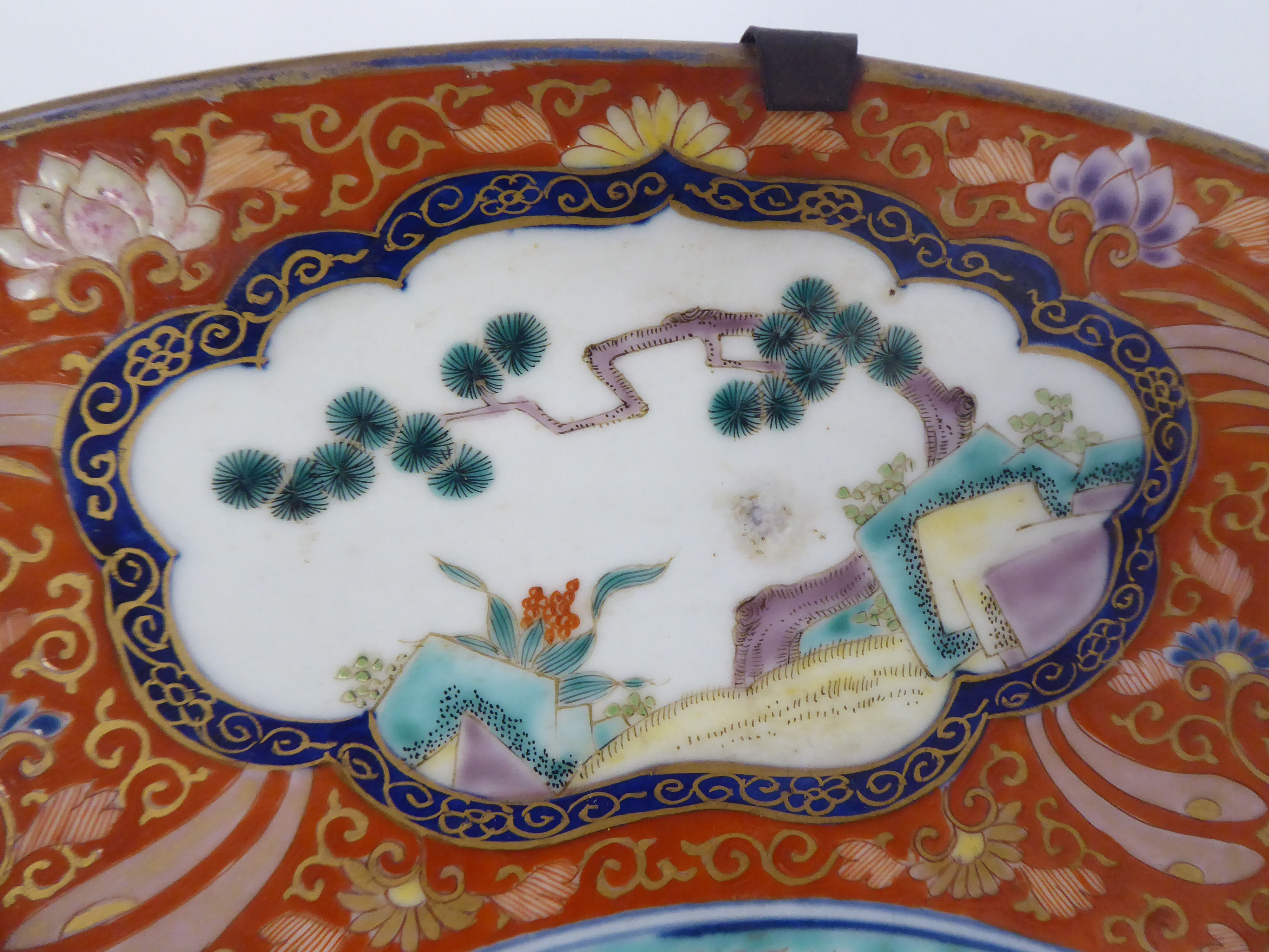 A 19thC Chinese porcelain charger, decorated to the centre with songbirds and flora and border - Bild 5 aus 6
