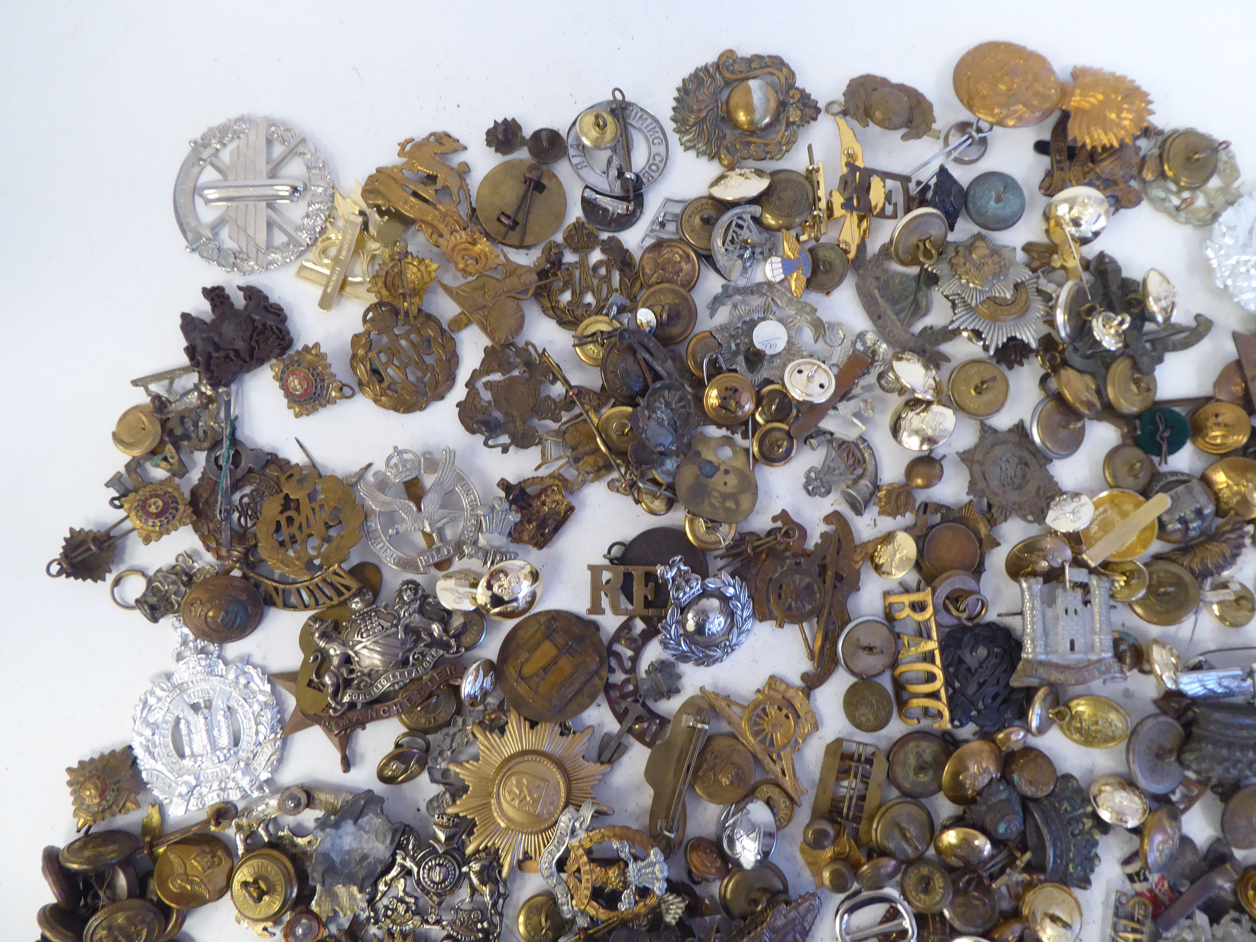 Miscellaneous, mainly British, military cap badges, uniform buttons and other insignia: to include - Image 2 of 5