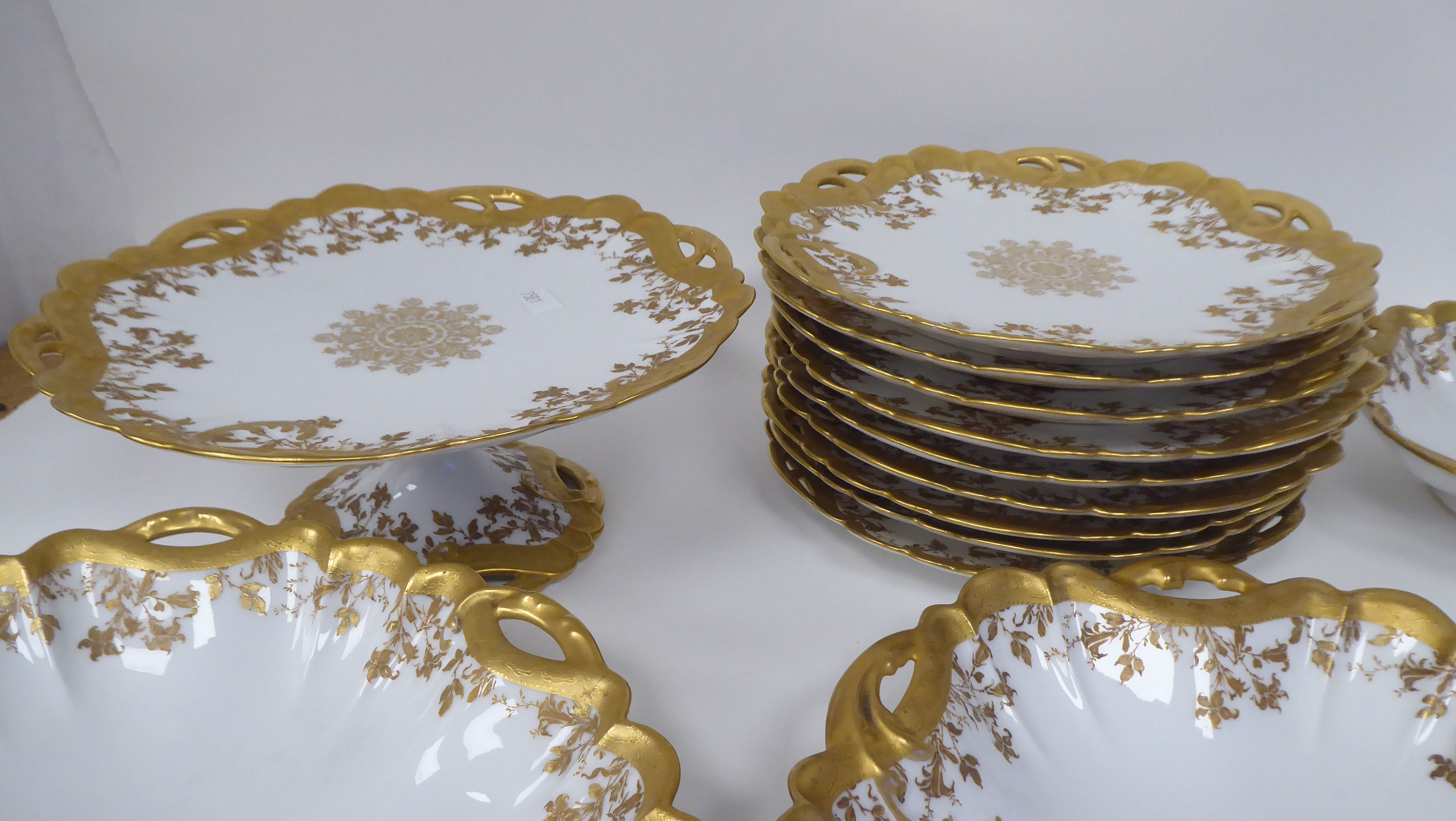 A late 19th/early 20thC Haviland porcelain dessert service, made by HG Stephenson, decorated with - Bild 2 aus 5
