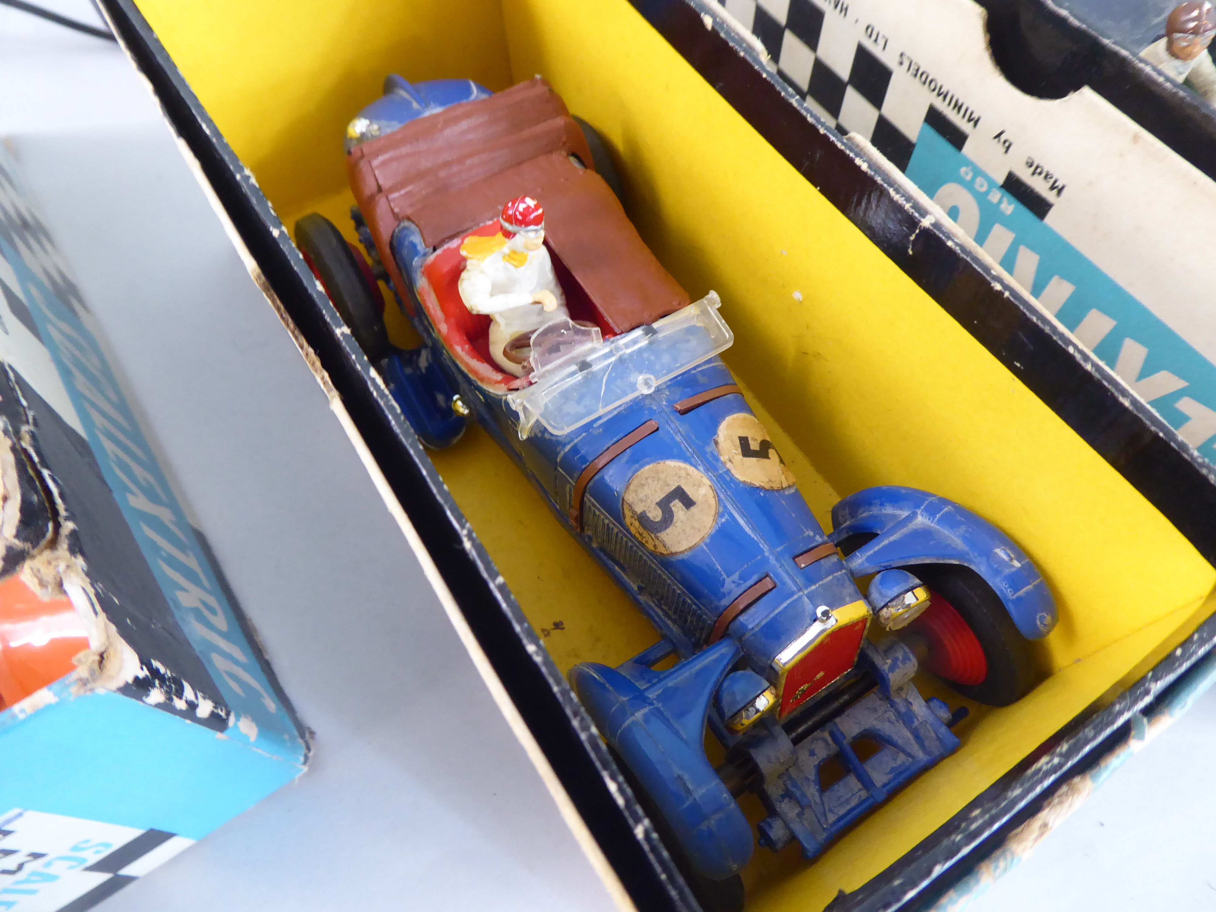 Scalextric accessories: to include a Ferrari GT 250; a C4 Racing car; a Porsche 917, C17 Racing car; - Image 5 of 11