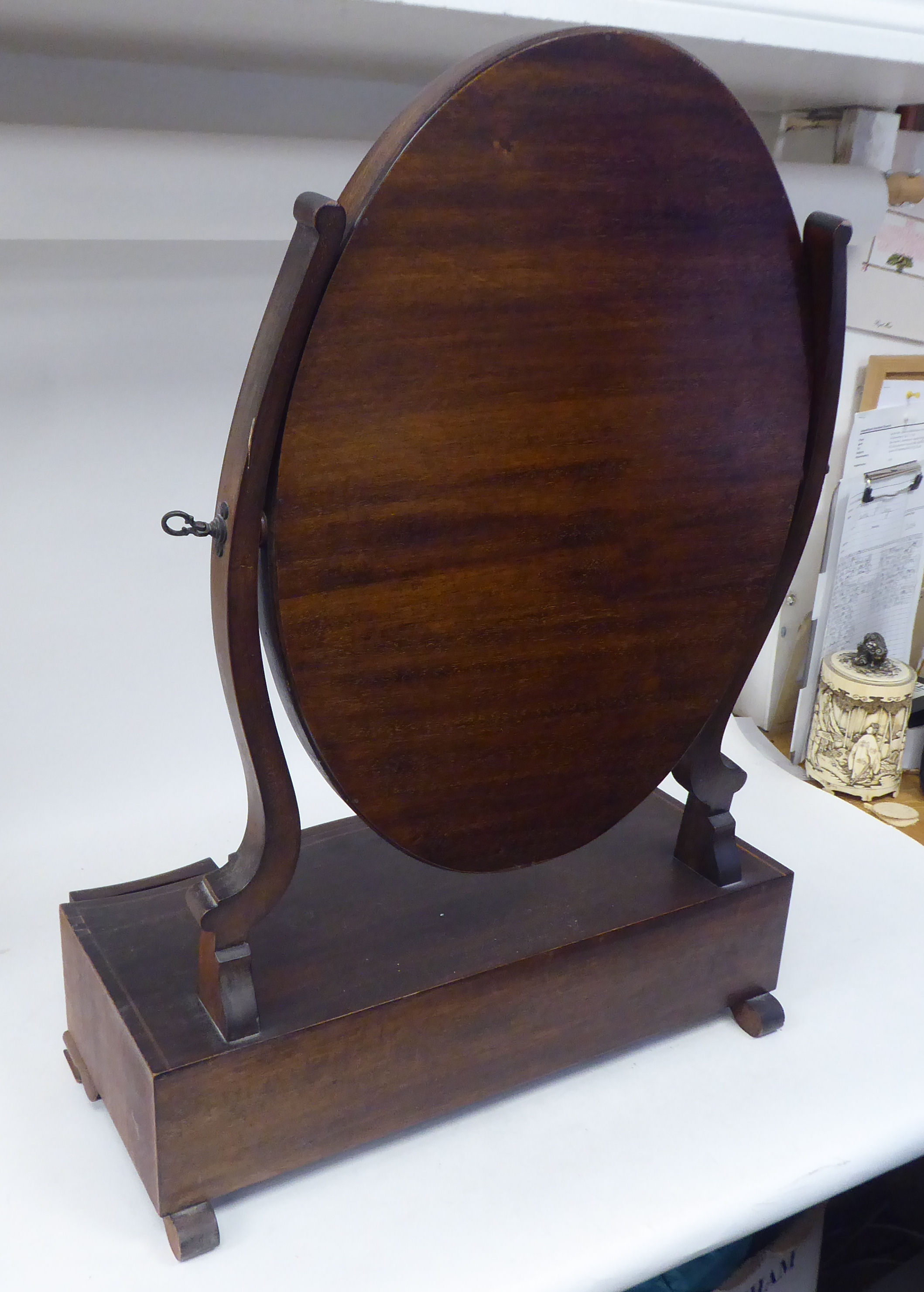 An Edwardian satinwood string inlaid mahogany toilet mirror, the oval plate pivoting on shaped - Image 4 of 4