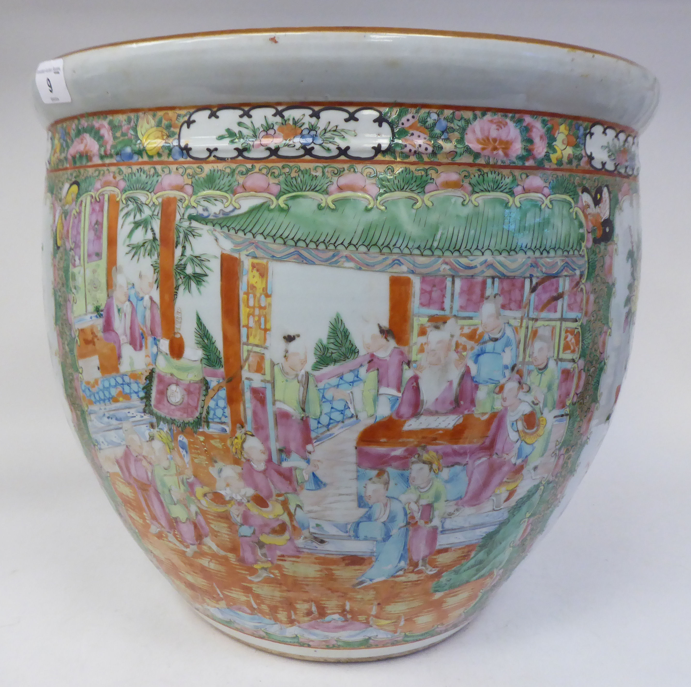 A 19thC Chinese Canton porcelain fish bowl, traditionally decorated in colours and alternating - Bild 5 aus 6