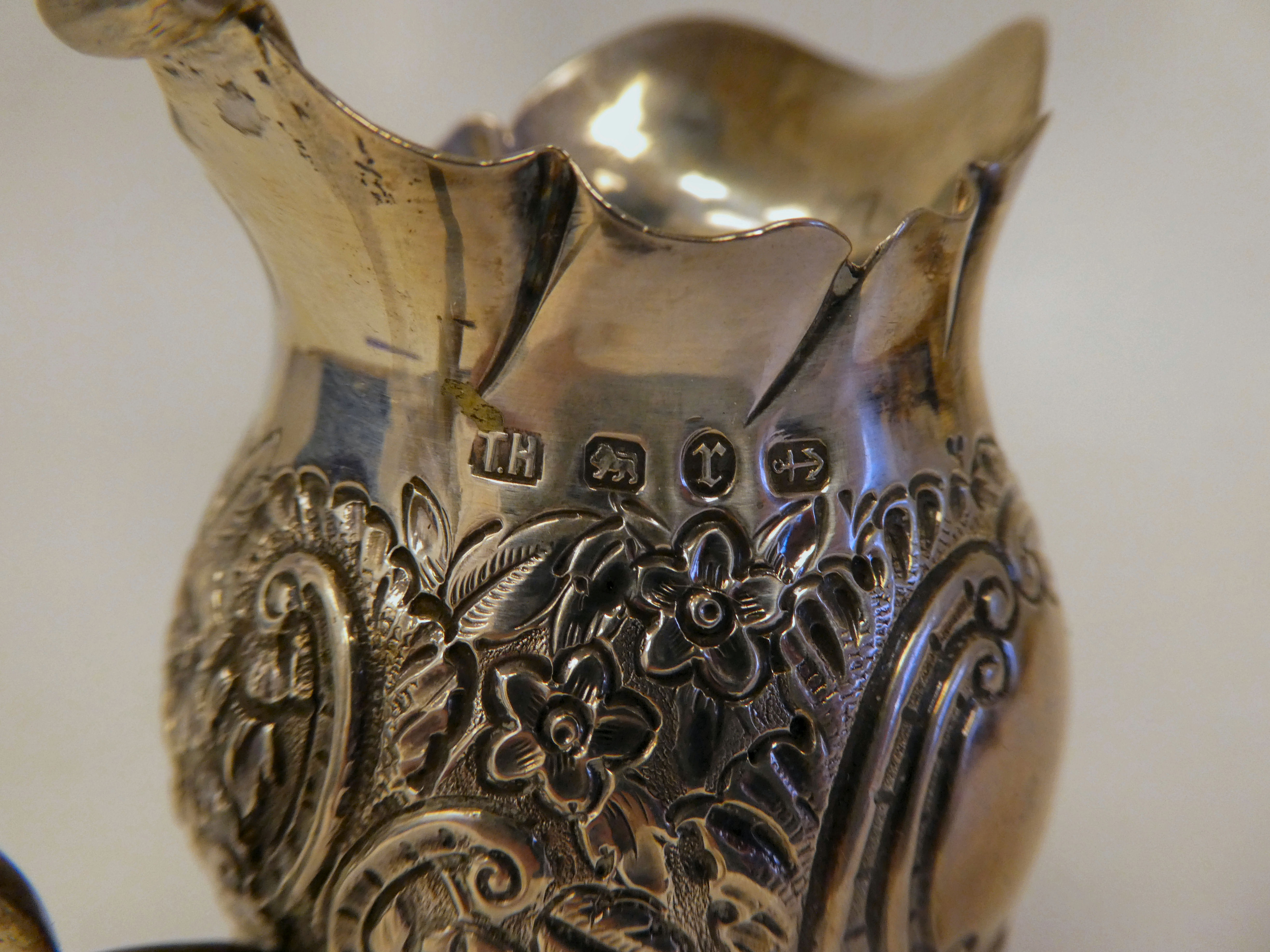 A late Victorian silver pedestal cream jug of pear form with a double C-scrolled handle, scaled, - Bild 5 aus 5