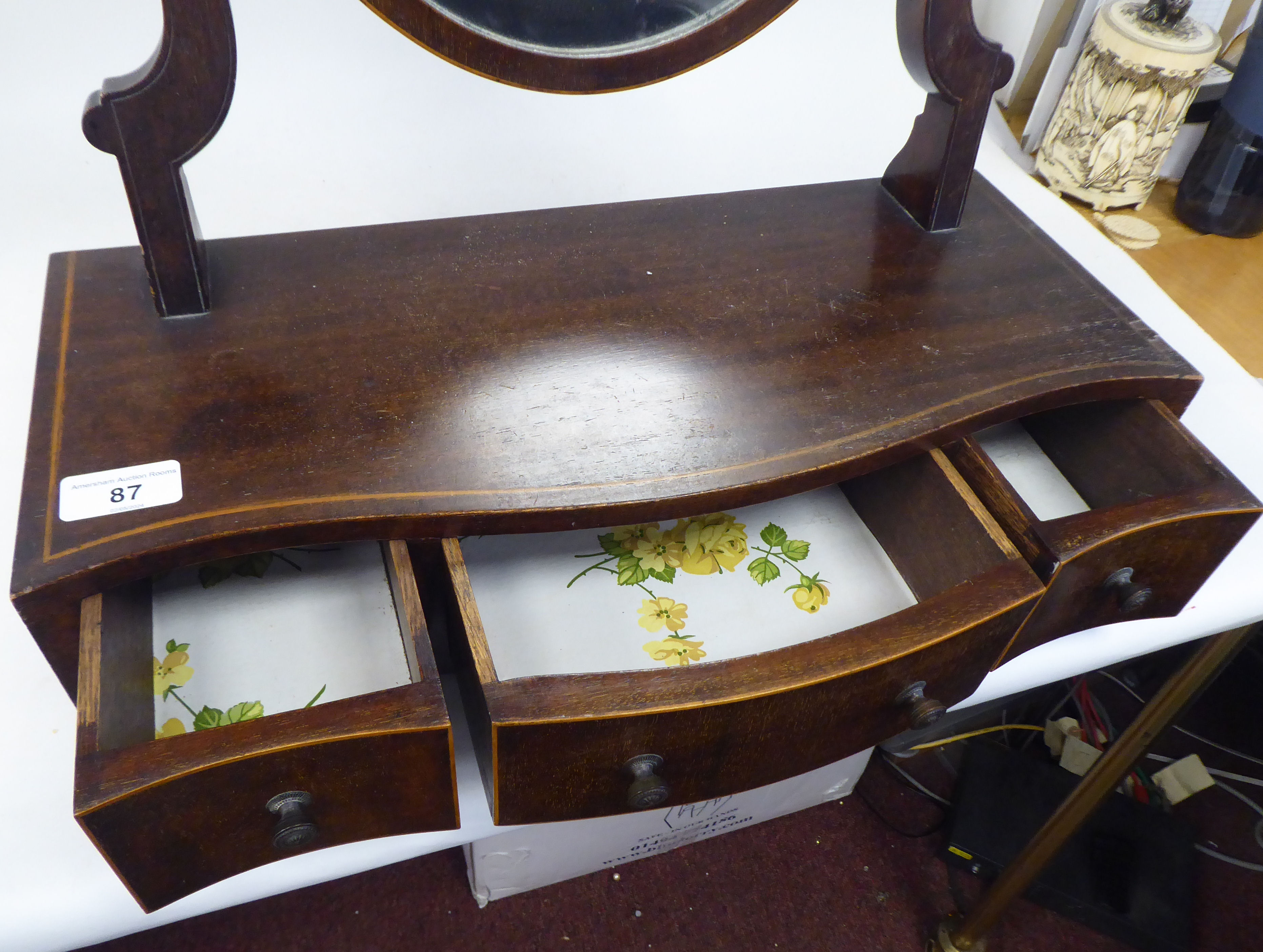 An Edwardian satinwood string inlaid mahogany toilet mirror, the oval plate pivoting on shaped - Image 3 of 4