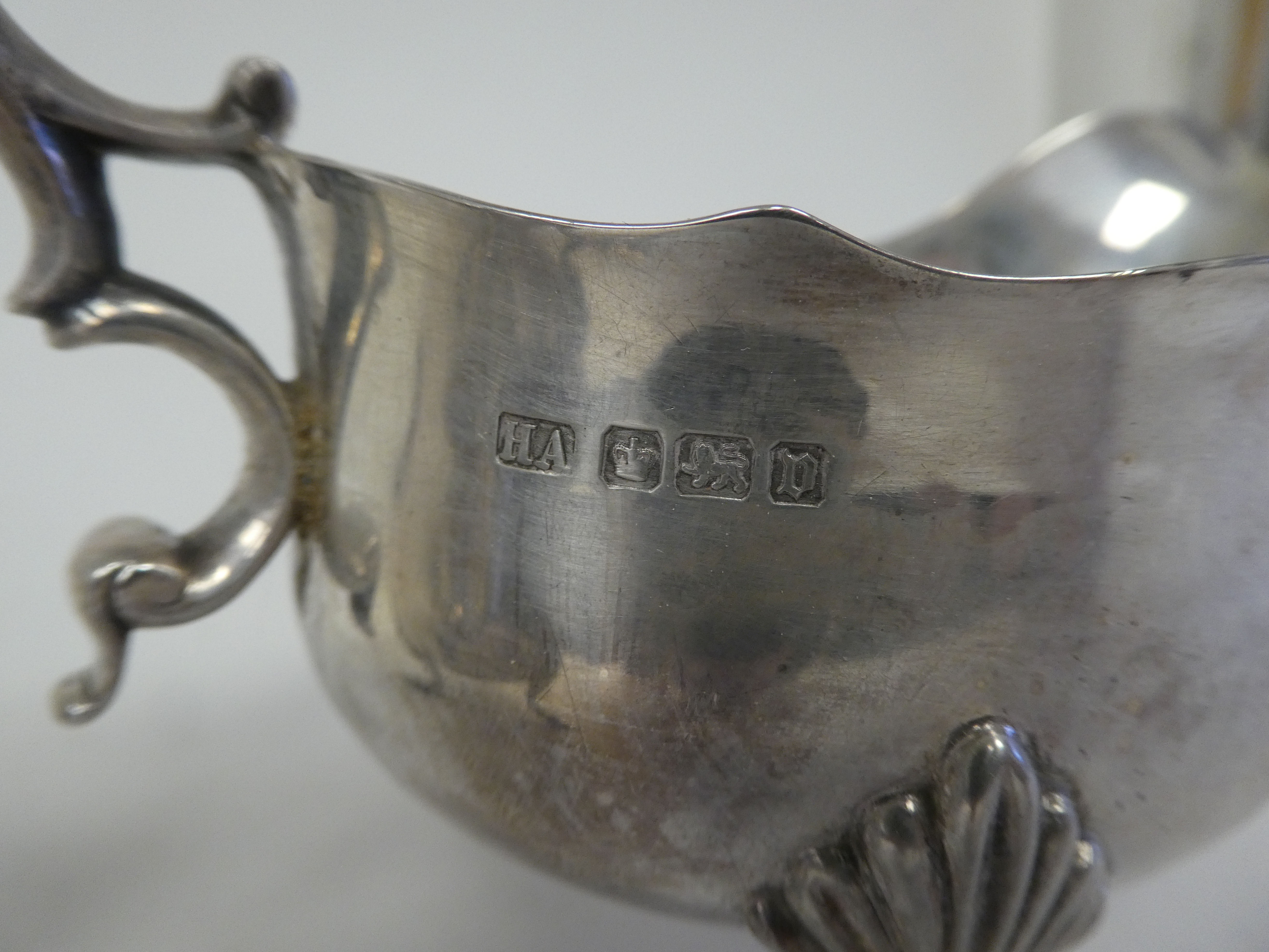 A pair of silver sauce boats with cut, wavy rims and double C-scrolled handles, elevated on shell - Bild 3 aus 4