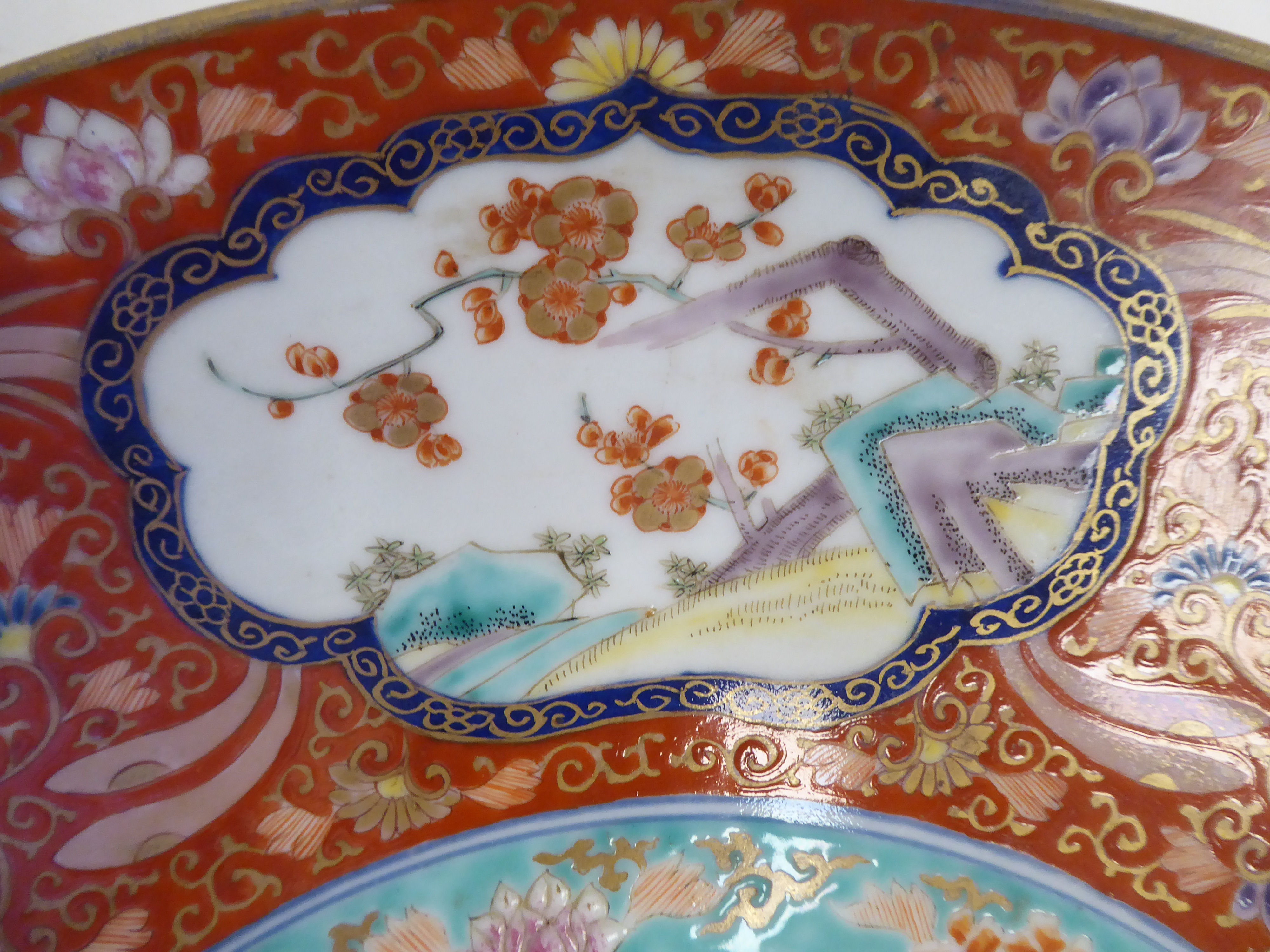 A 19thC Chinese porcelain charger, decorated to the centre with songbirds and flora and border - Bild 4 aus 6