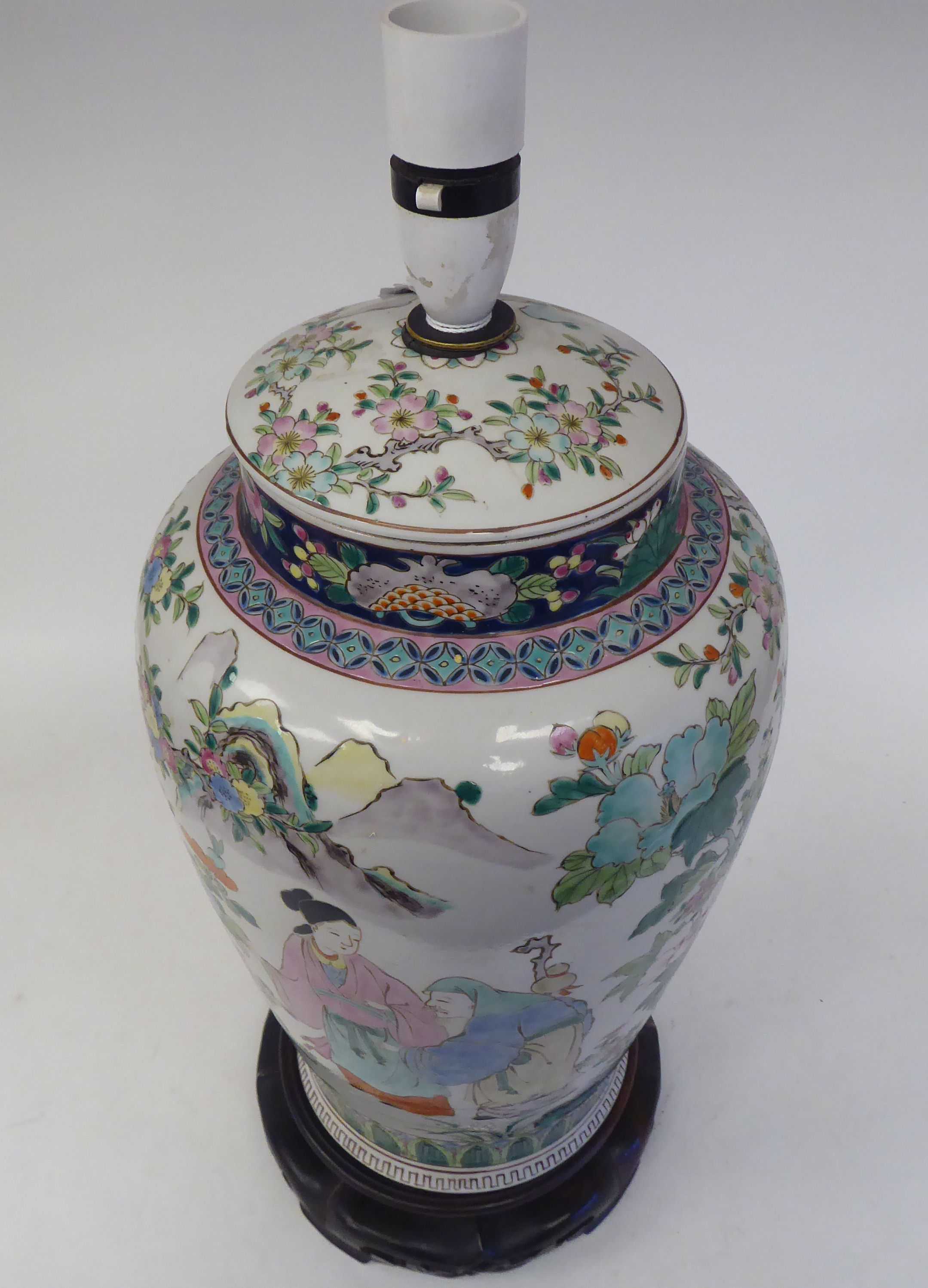 A late 19th/early 20thC Chinese porcelain table lamp of covered, baluster vase design, decorated - Bild 5 aus 5