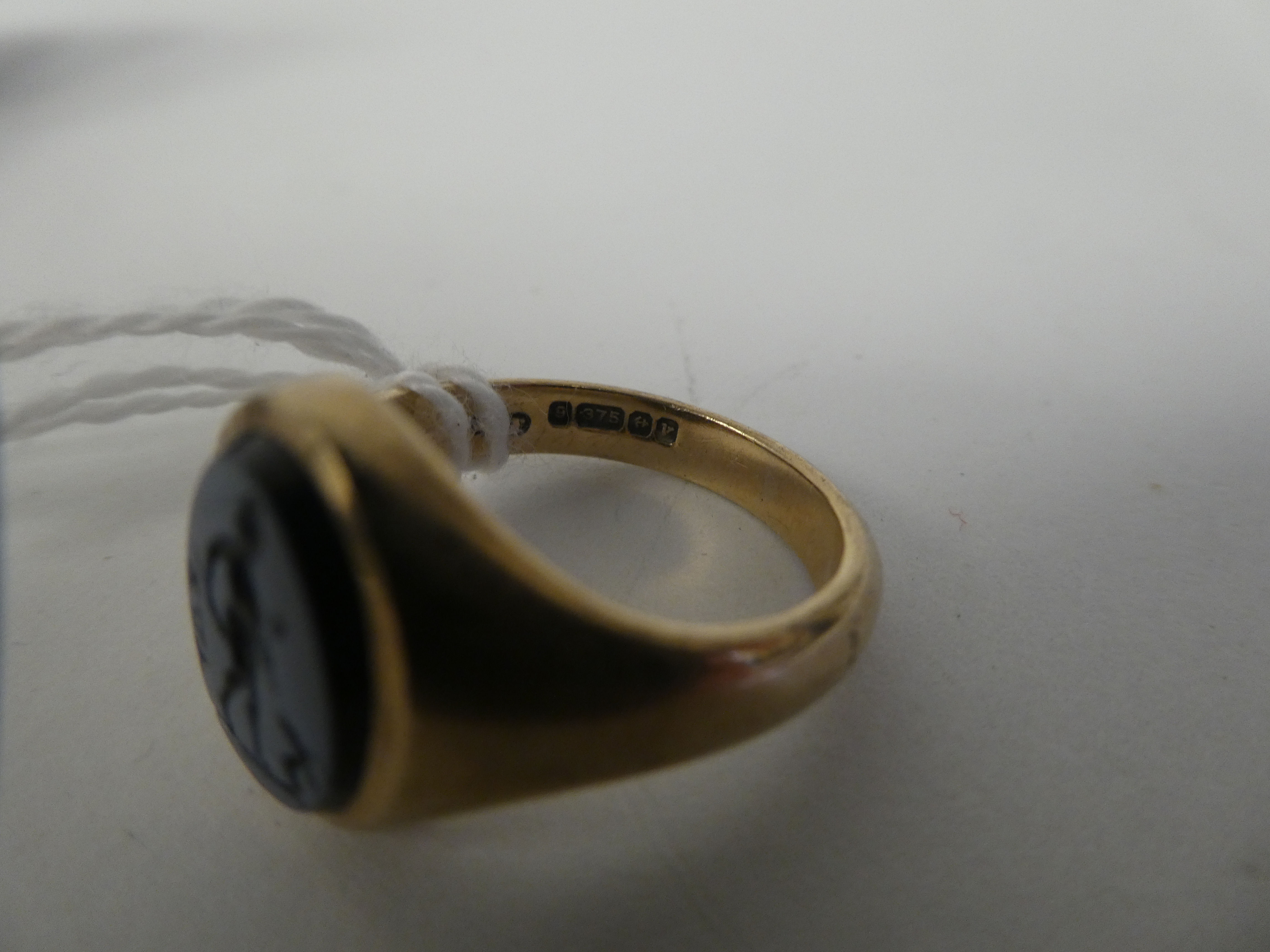 A gentleman's 9ct gold signet ring, set with a carved grey stone tablet - Image 3 of 4