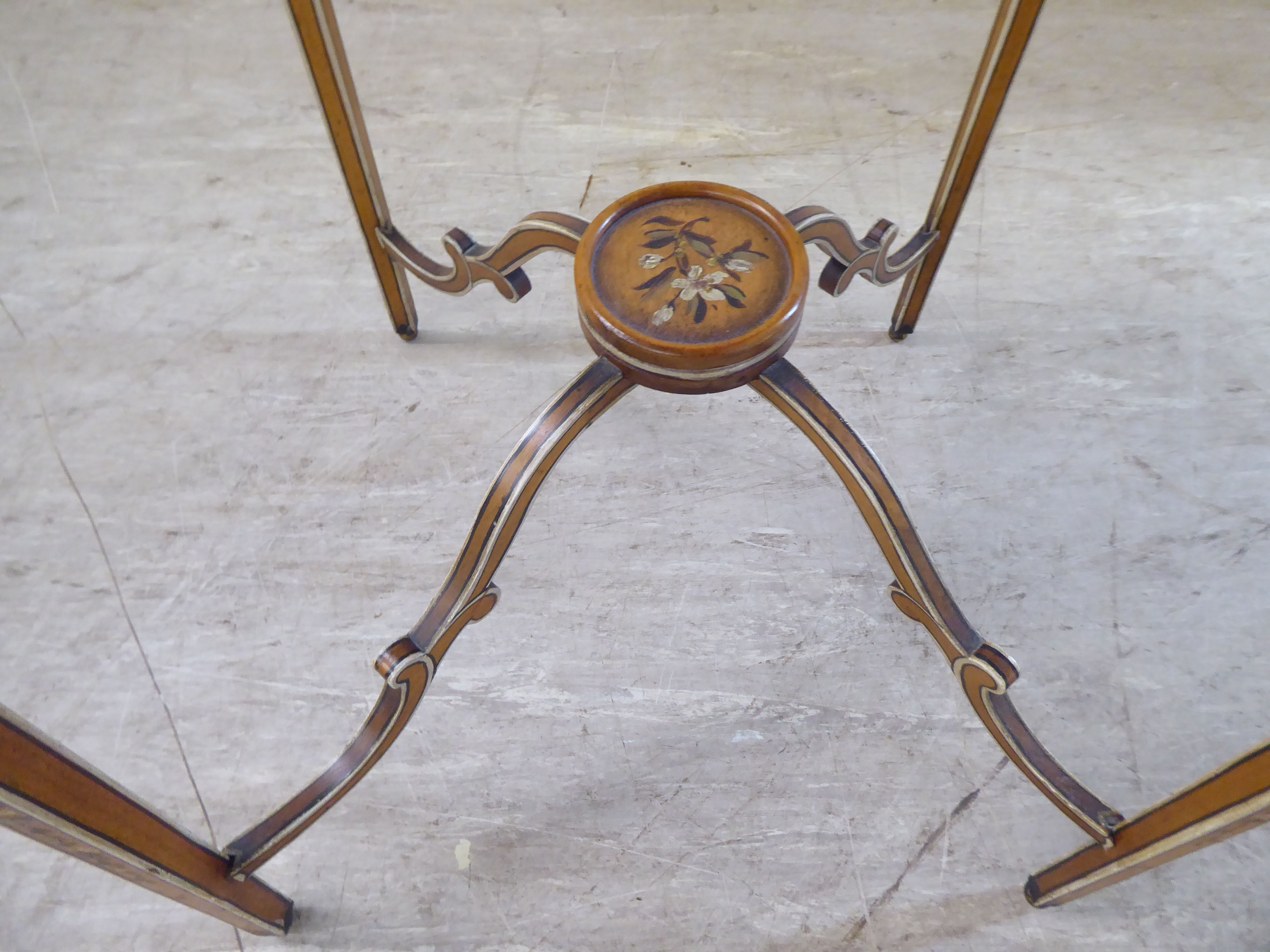 A late 19th/early 20thC satinwood, hinged top display table, decorated in delicately painted - Image 4 of 5