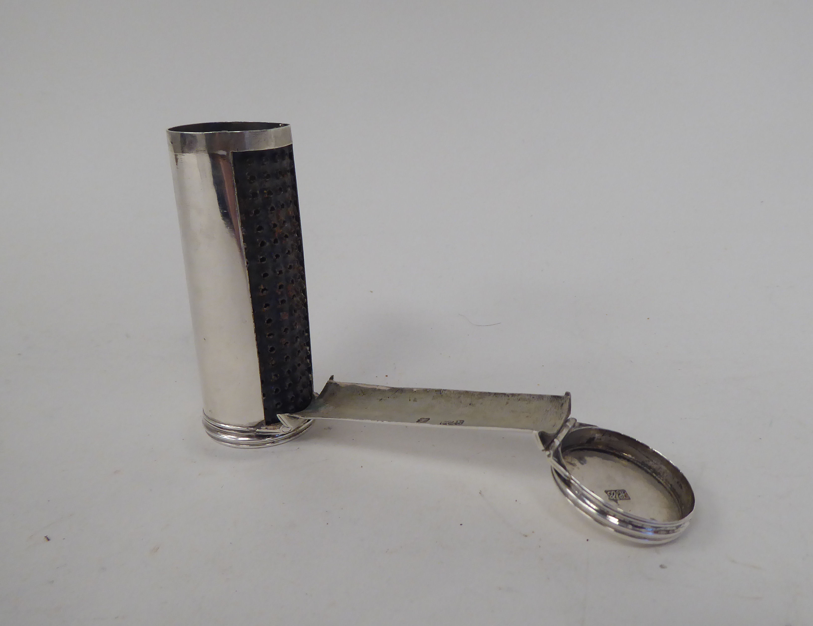 A George III silver articulated nutmeg grater of cylindrical form  Hester Bateman  London 1787 - Bild 5 aus 8