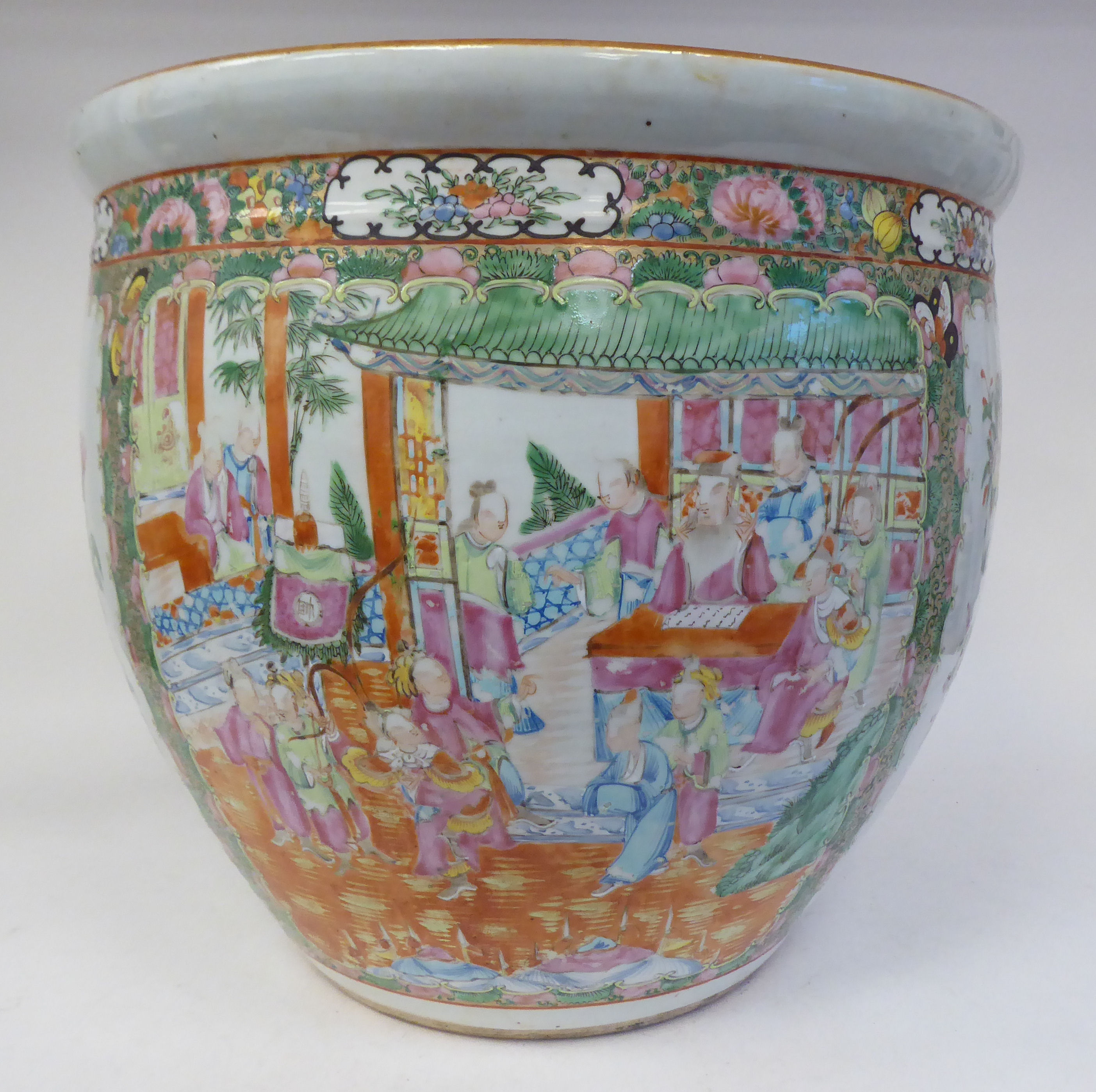 A 19thC Chinese Canton porcelain fish bowl, traditionally decorated in colours and alternating - Bild 3 aus 6