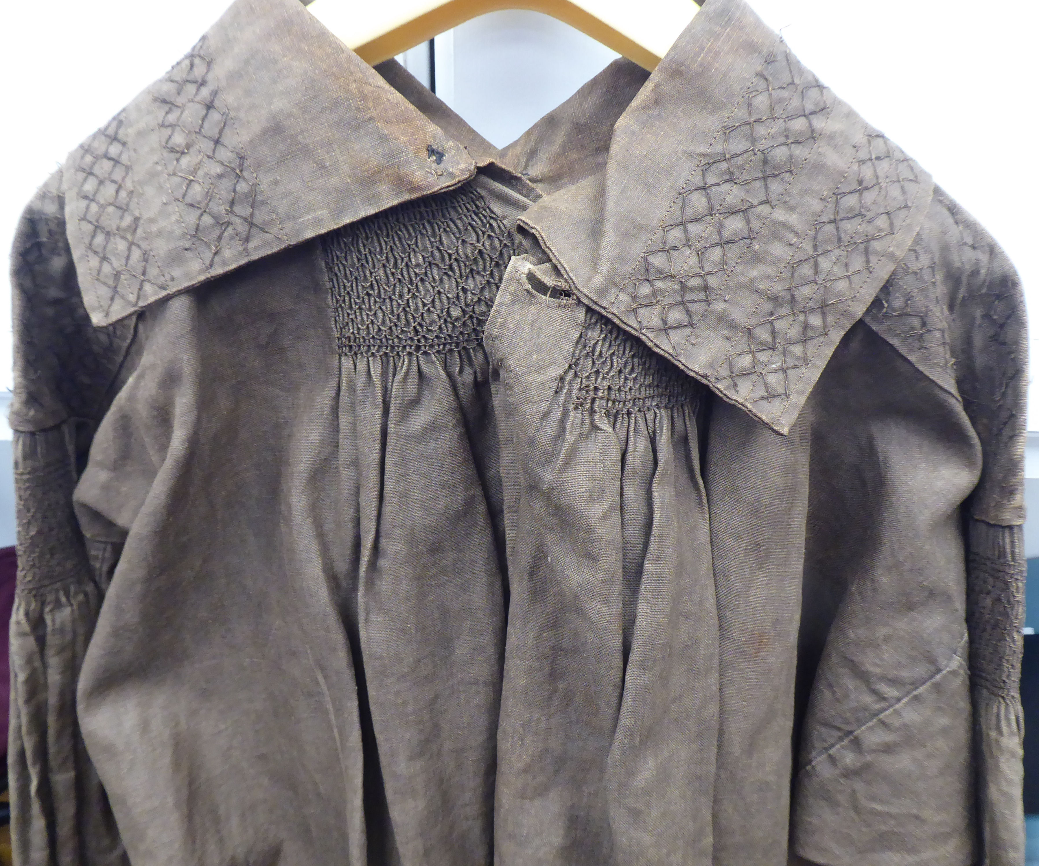 A Continental artisan's brown calico pleated smock with simple decoration to the colour - Image 4 of 4