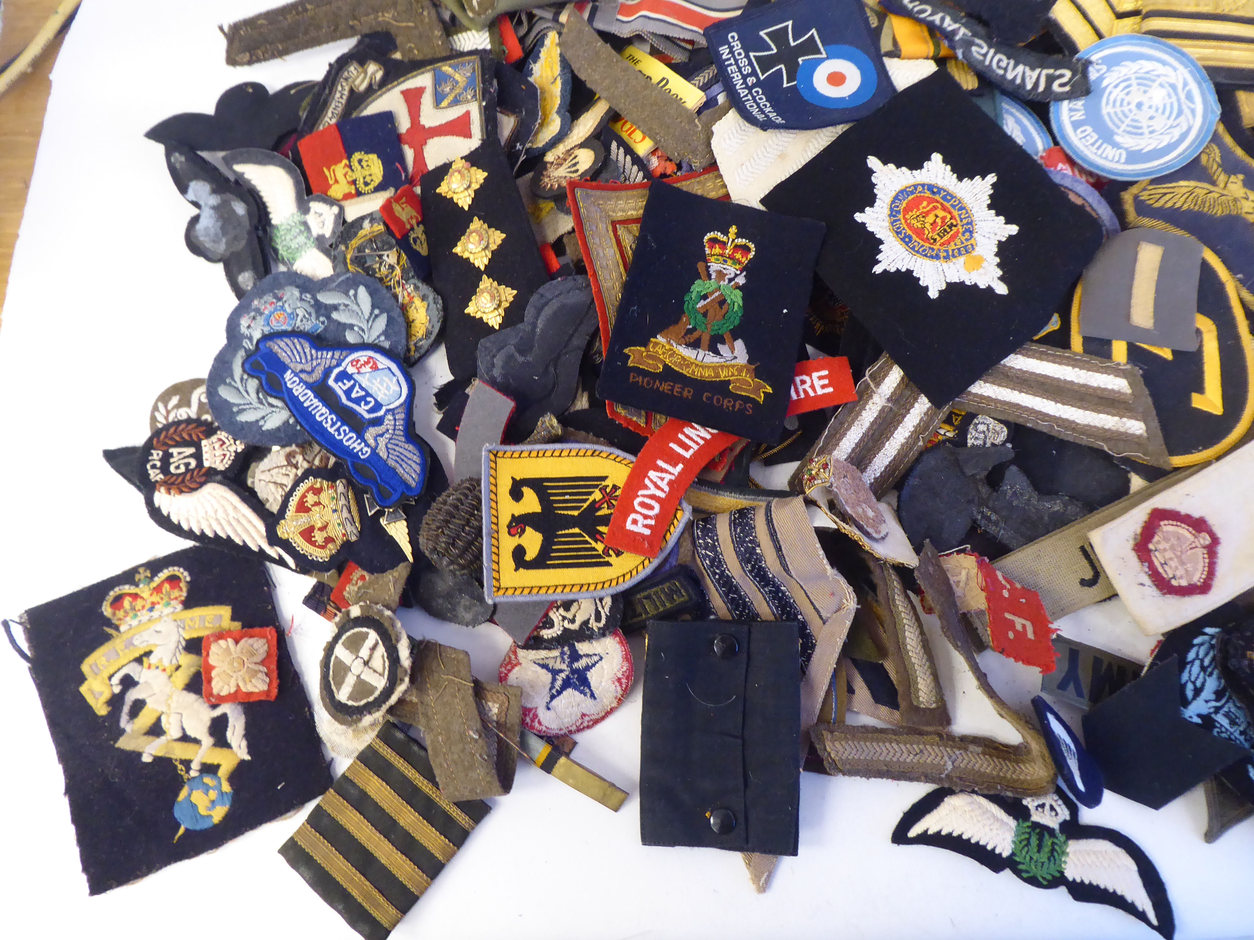 A miscellaneous collection of military and related embroidered and printed uniform badges and - Image 3 of 5