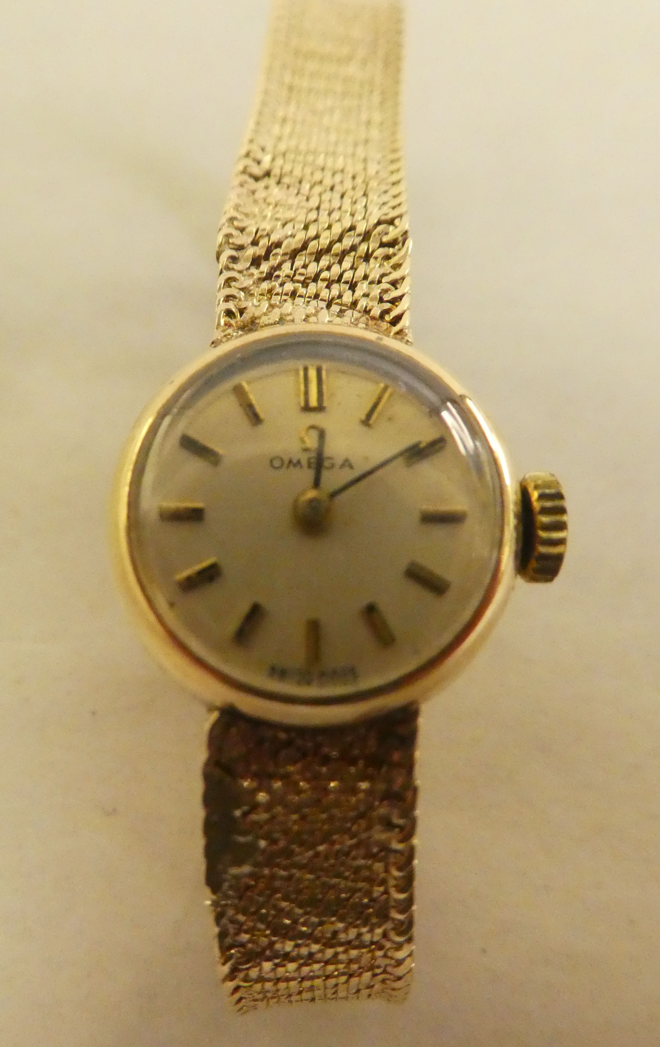 A lady's Omega 9ct gold bracelet watch, faced by a baton dial - Bild 2 aus 3