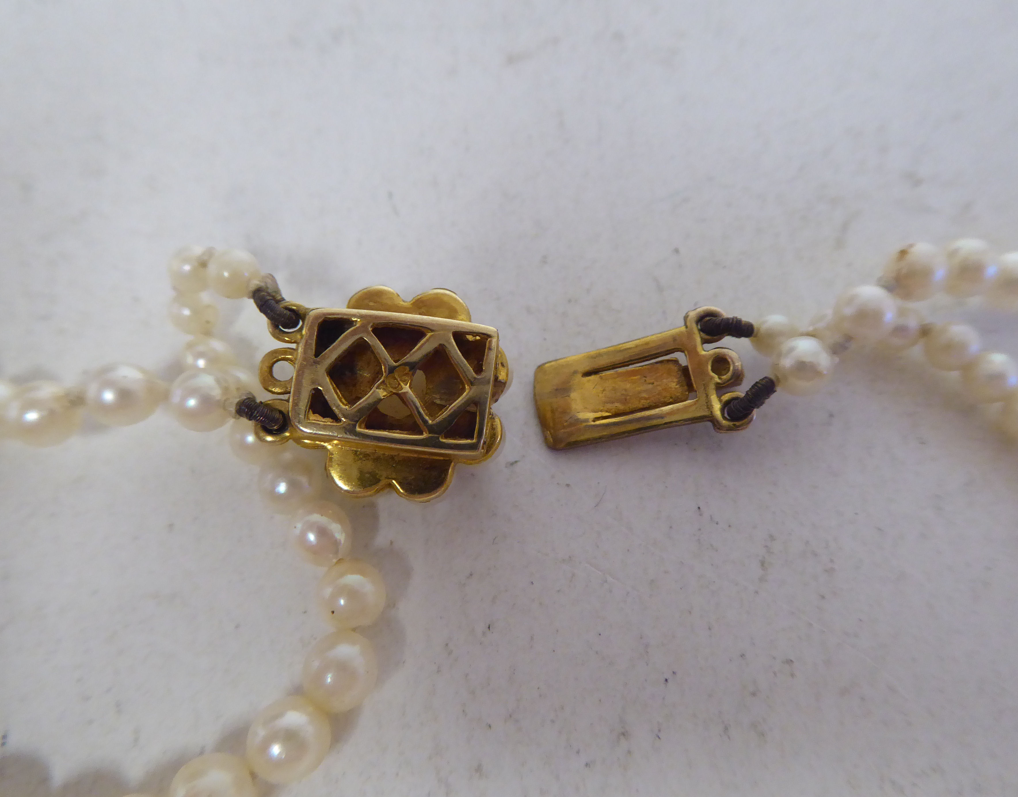 Two single string and one double string pearl necklace, all on 9ct gold clasps - Image 5 of 7
