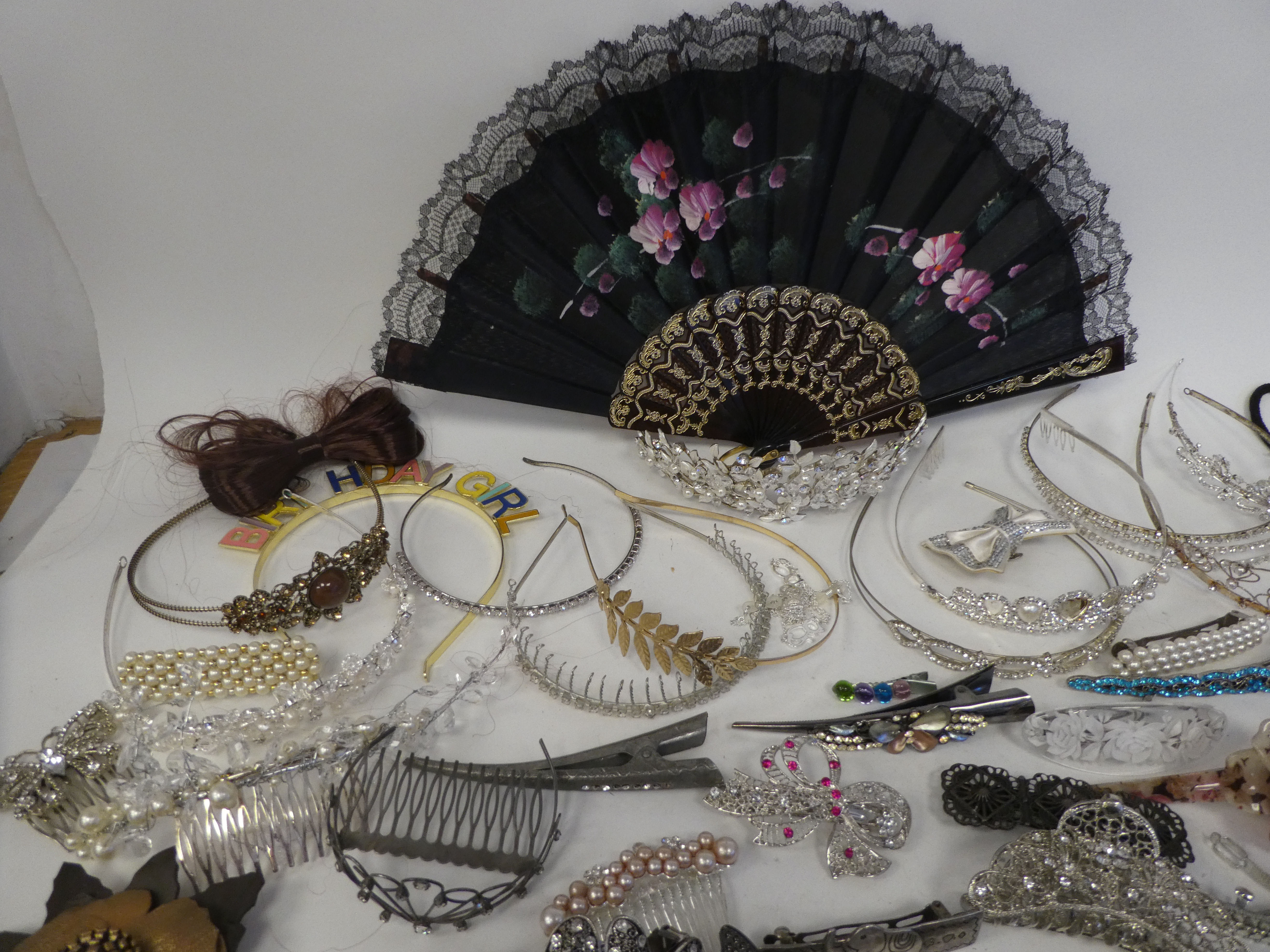 Costume jewellery: to include mainly hair accessories - Image 2 of 6