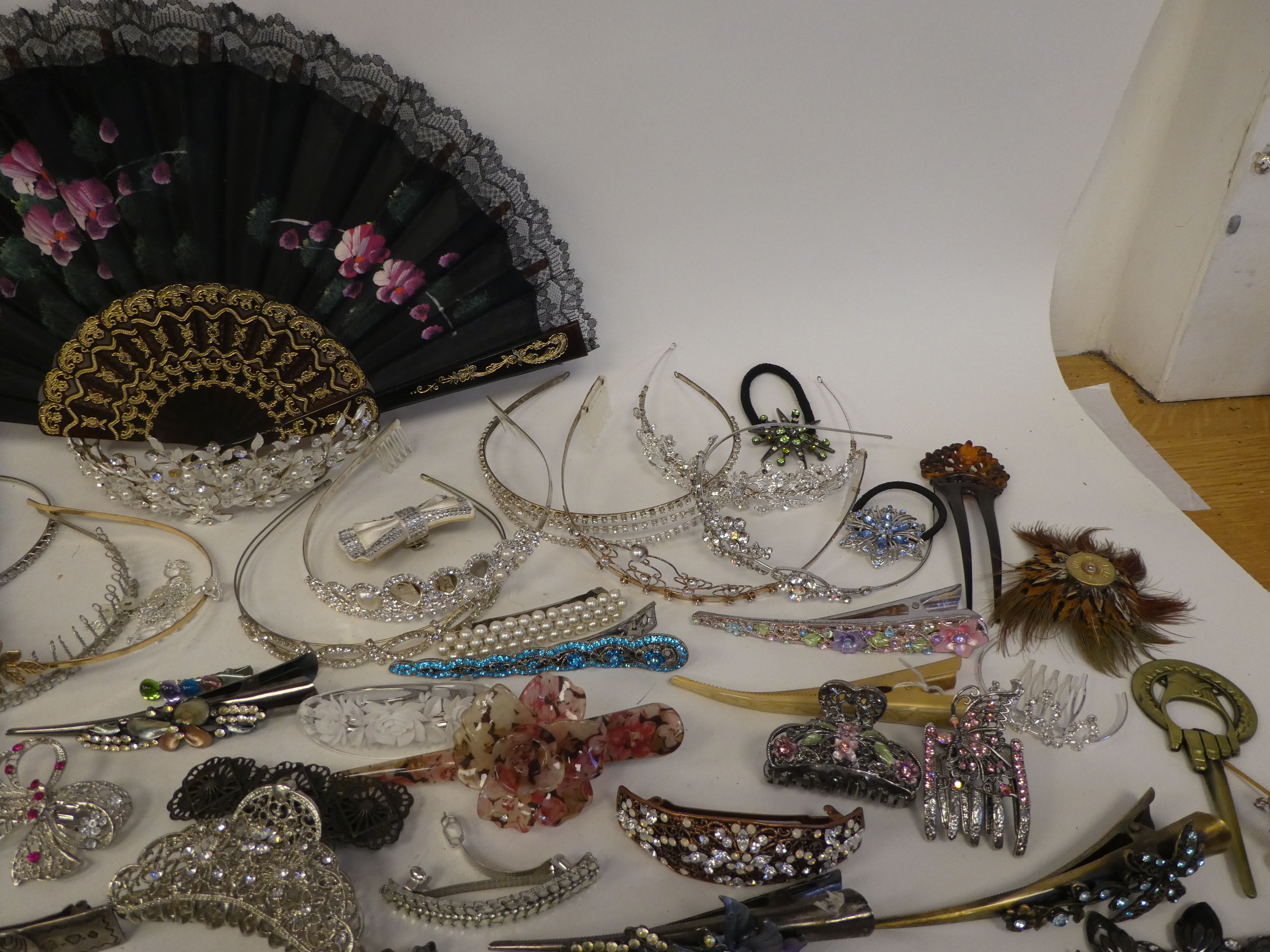 Costume jewellery: to include mainly hair accessories - Image 3 of 6