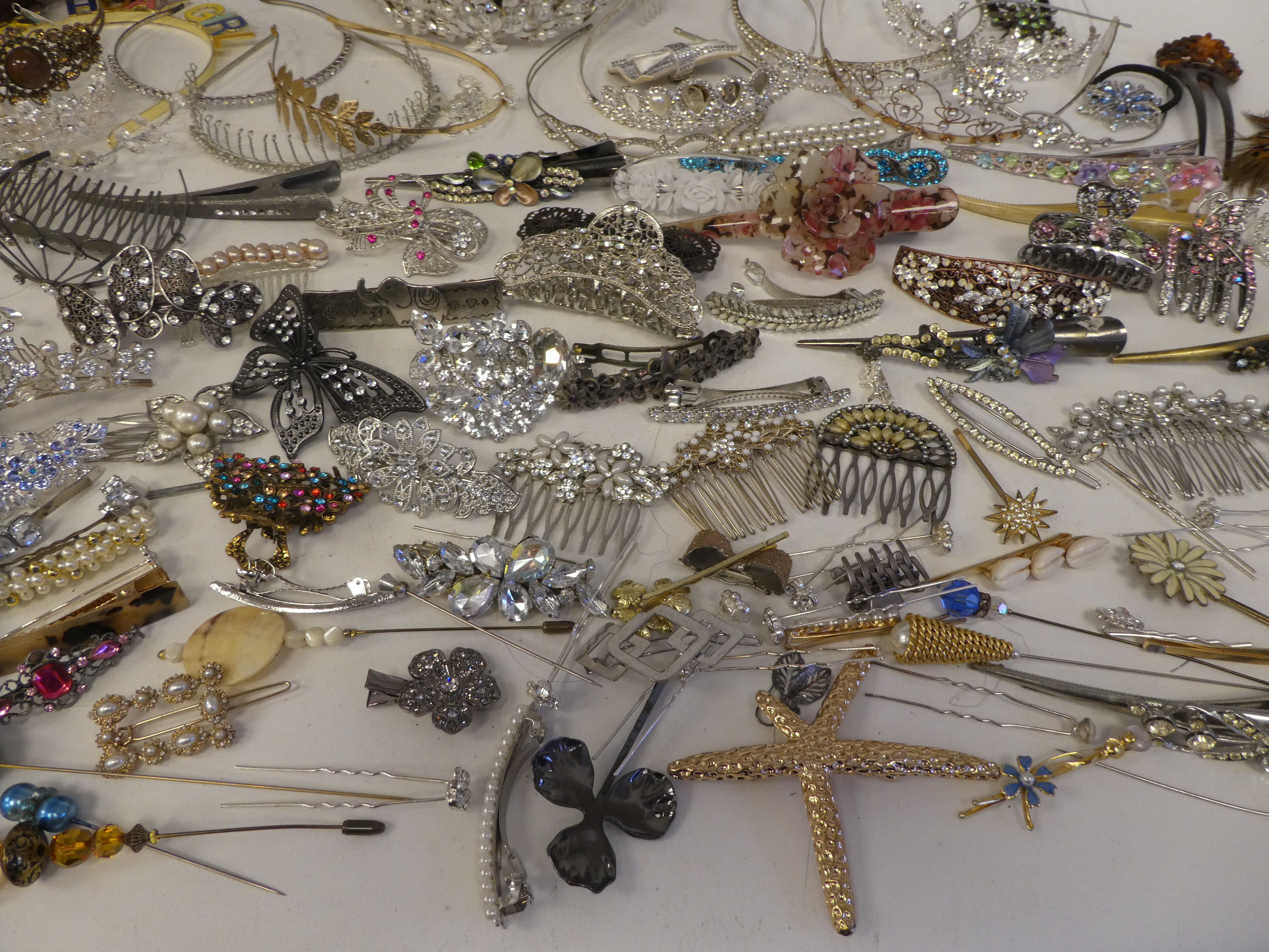 Costume jewellery: to include mainly hair accessories - Image 5 of 6