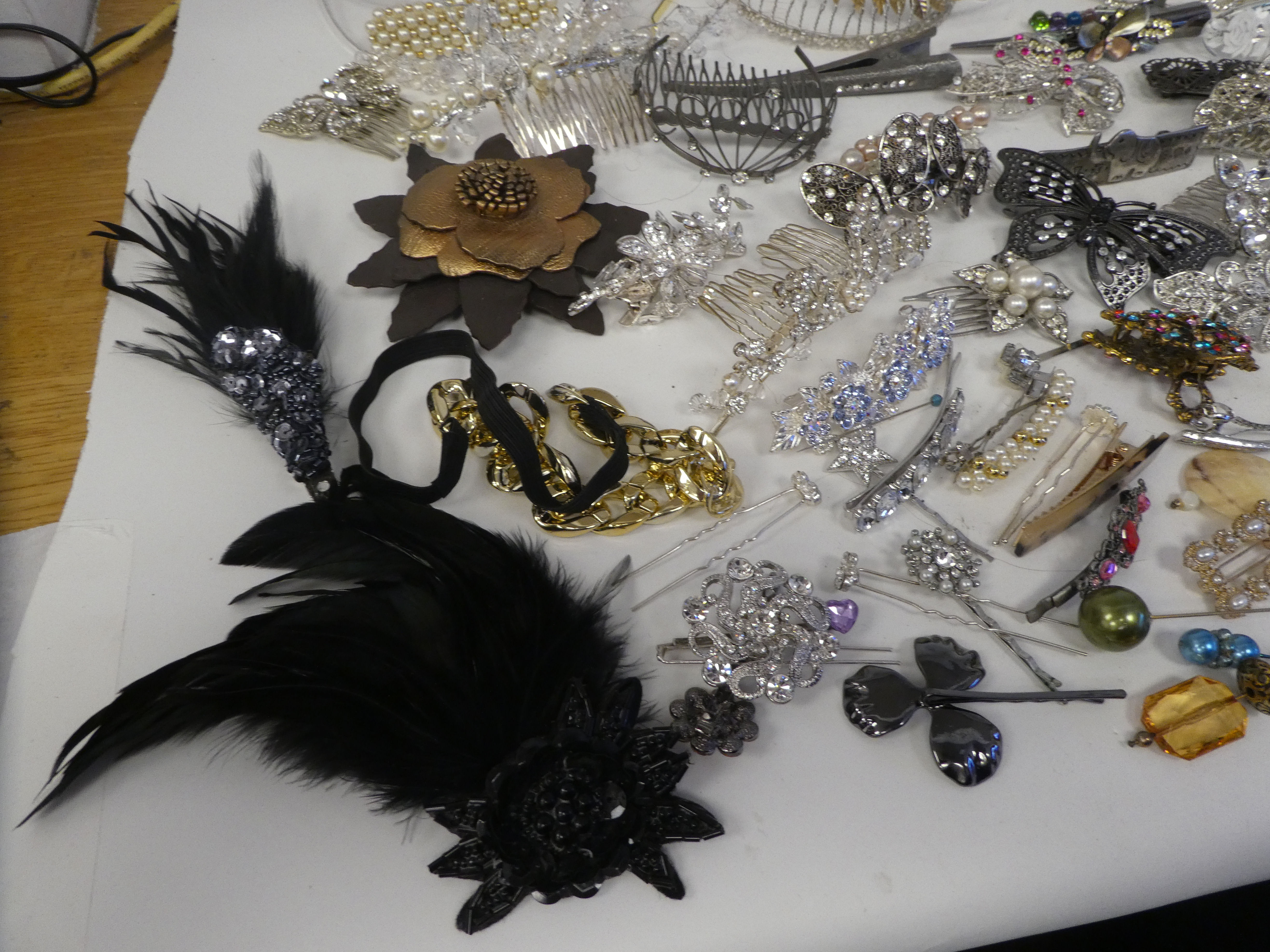 Costume jewellery: to include mainly hair accessories - Image 6 of 6