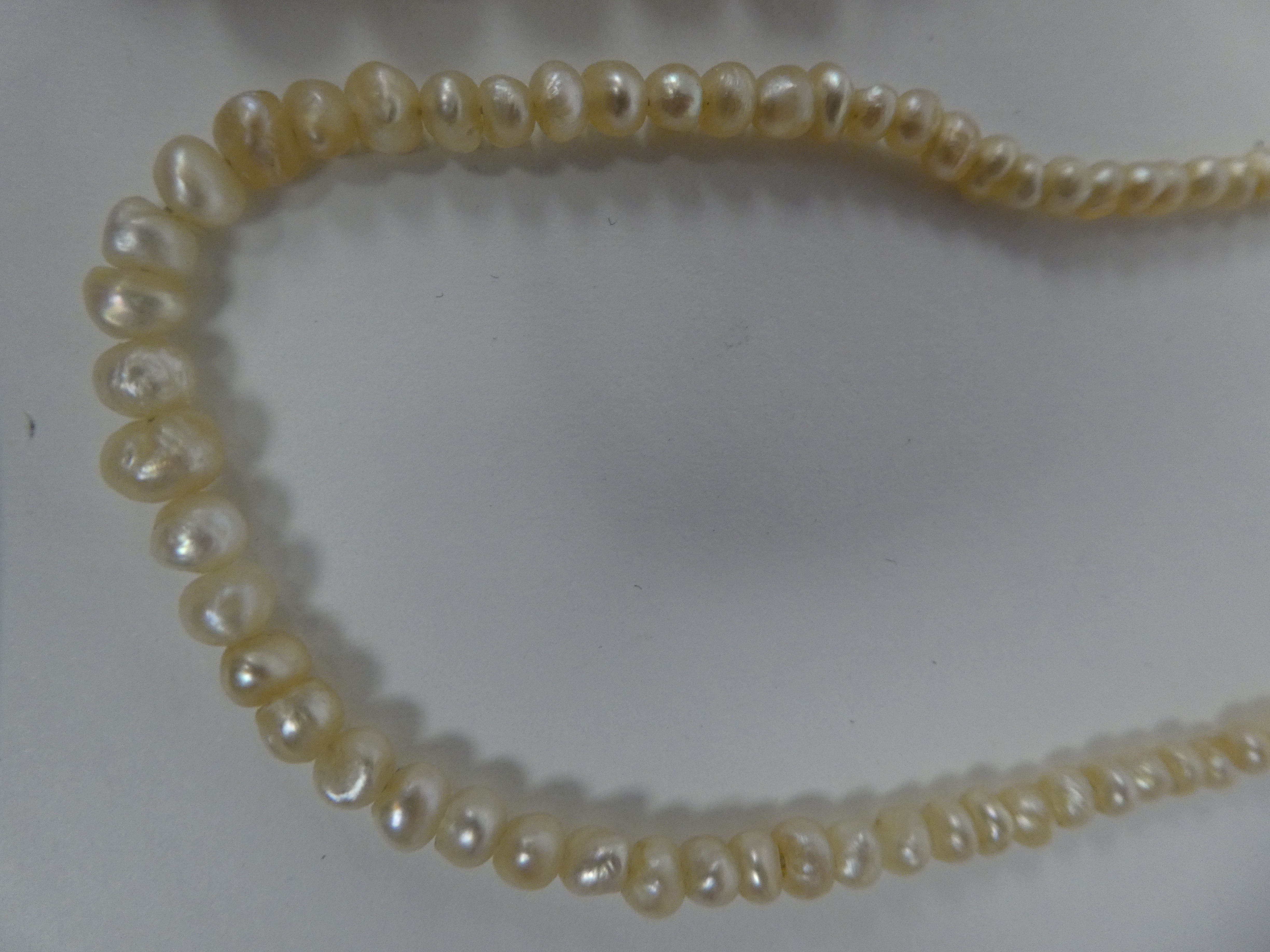 Three single strand pearl necklaces, each on a yellow metal clasp - Image 4 of 4