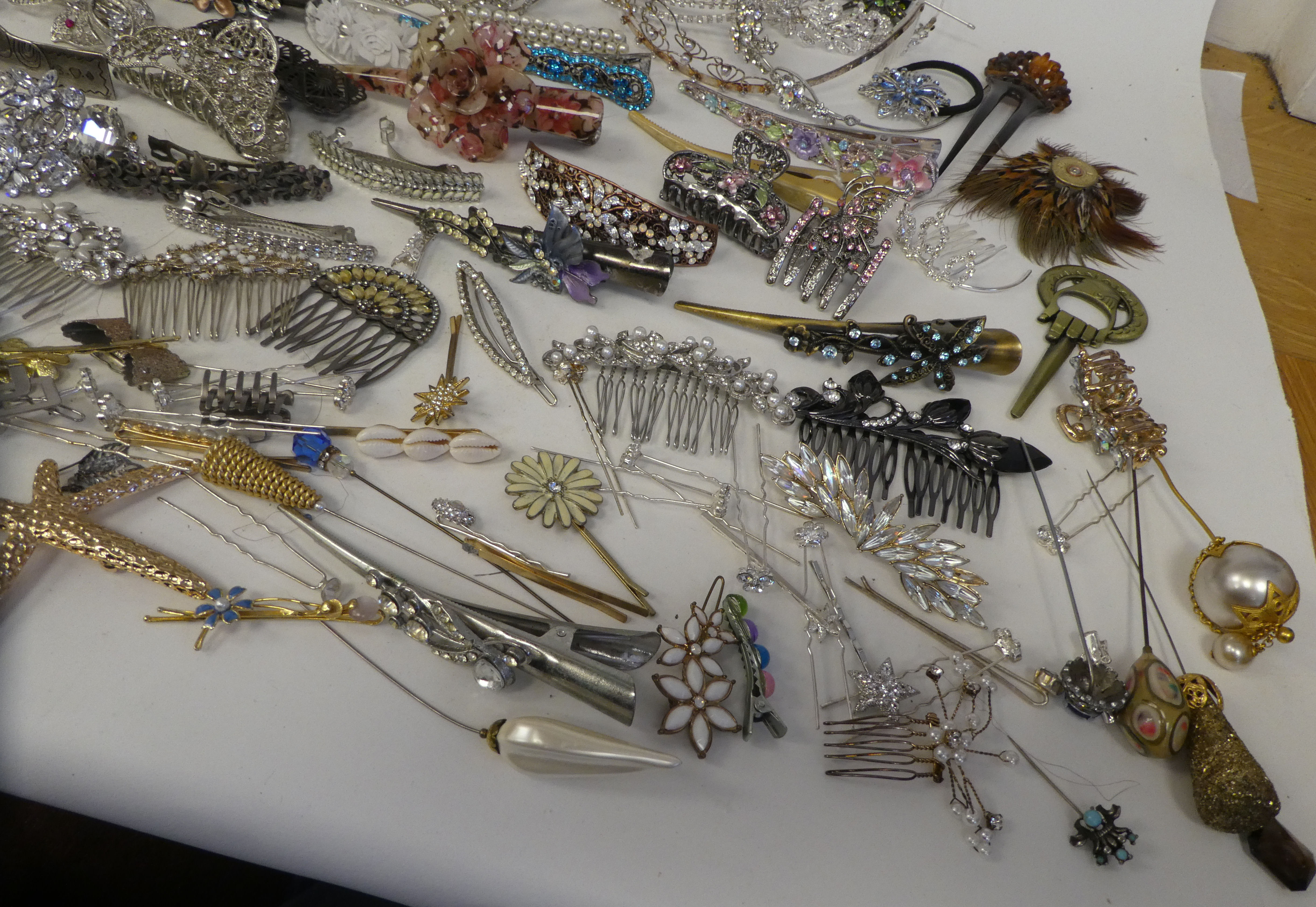 Costume jewellery: to include mainly hair accessories - Image 4 of 6