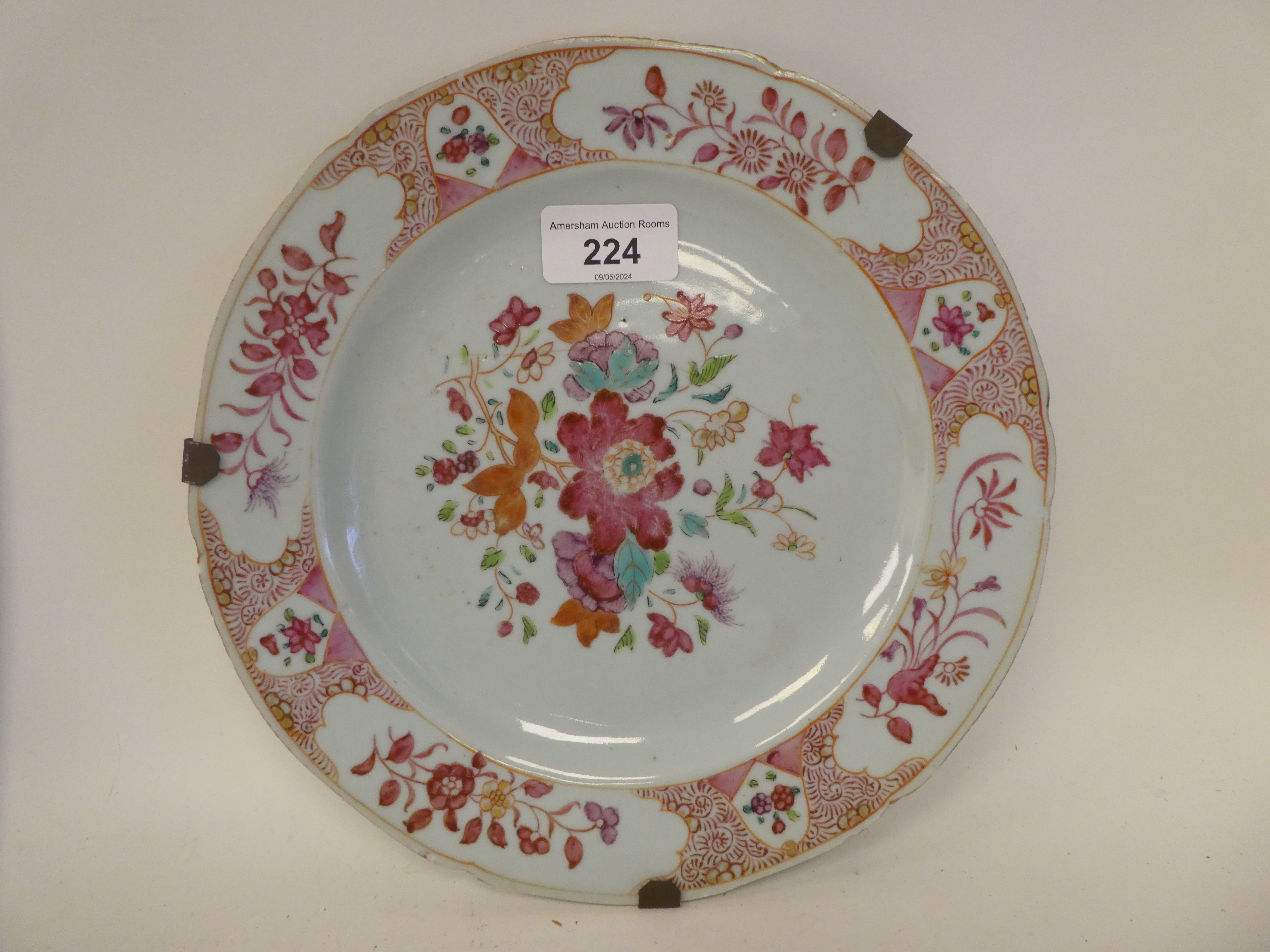 Oriental collectables: to include a late 18thC Chinese porcelain plate, decorated with flora  9"dia - Image 11 of 22