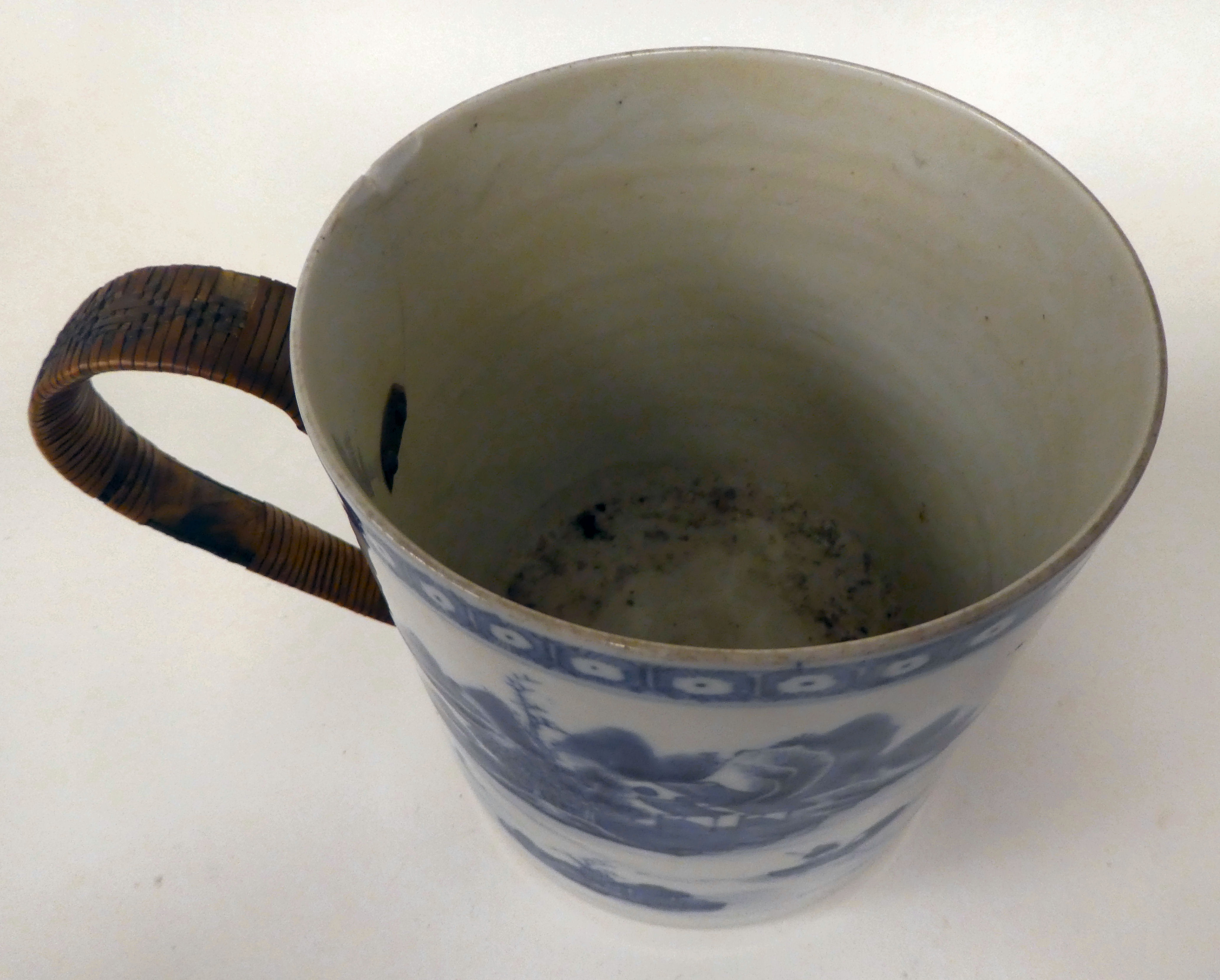 A late 18thC Chinese porcelain mug, decorated with a landscape  5"dia - Image 4 of 7