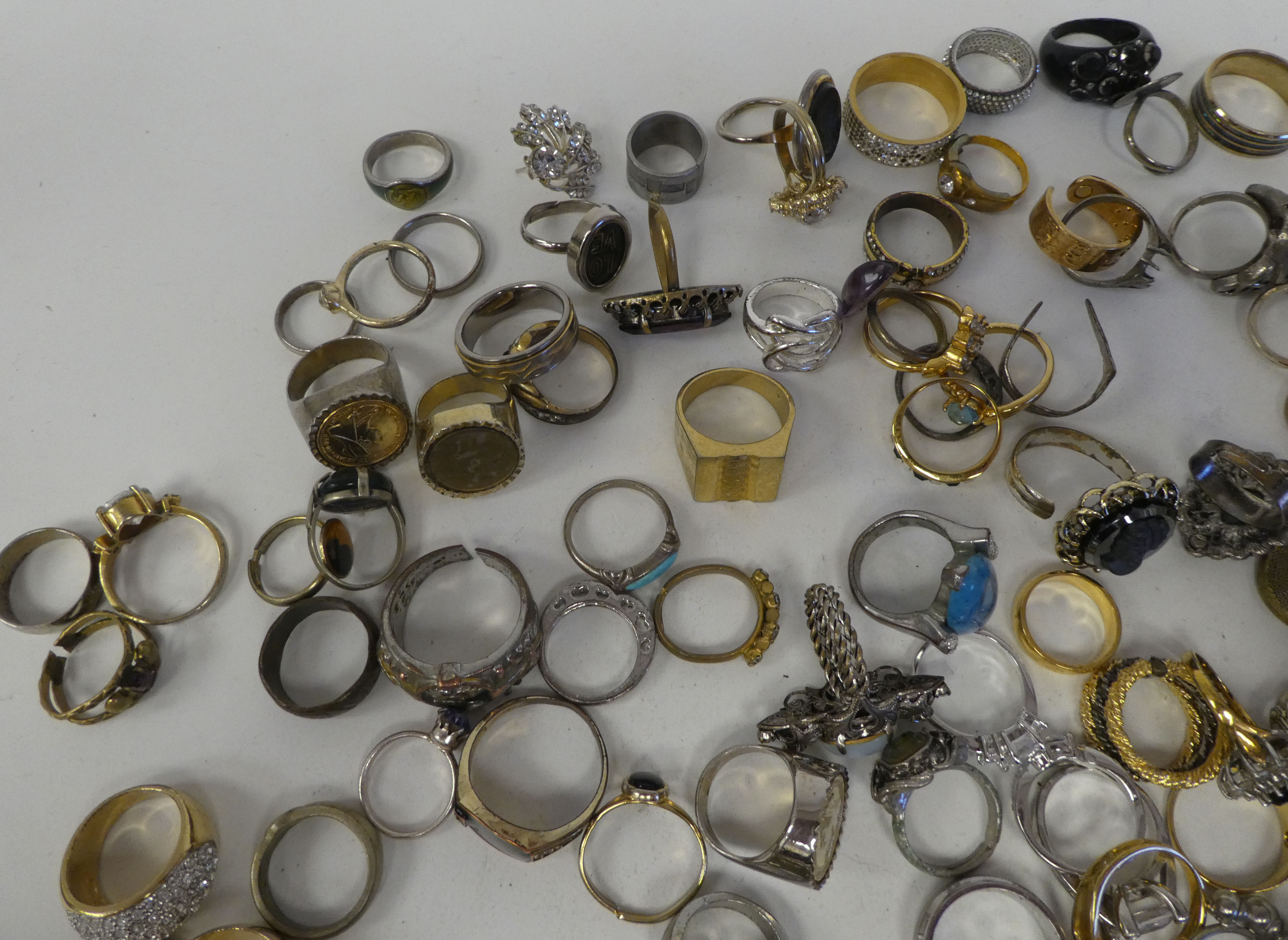 Costume jewellery: to include dress rings - Image 2 of 5