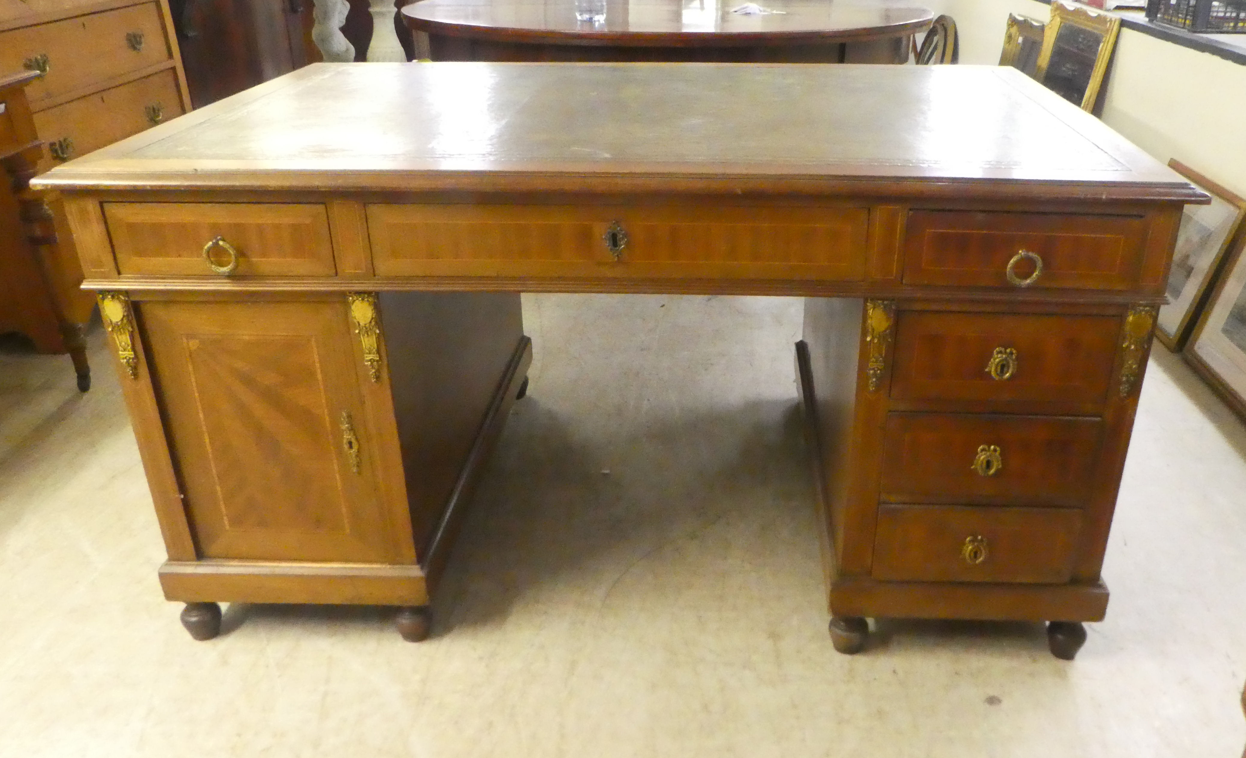 An early 20thC string inlaid mahogany, twin pedestal partner's desk with an arrangement of drawers - Image 4 of 6