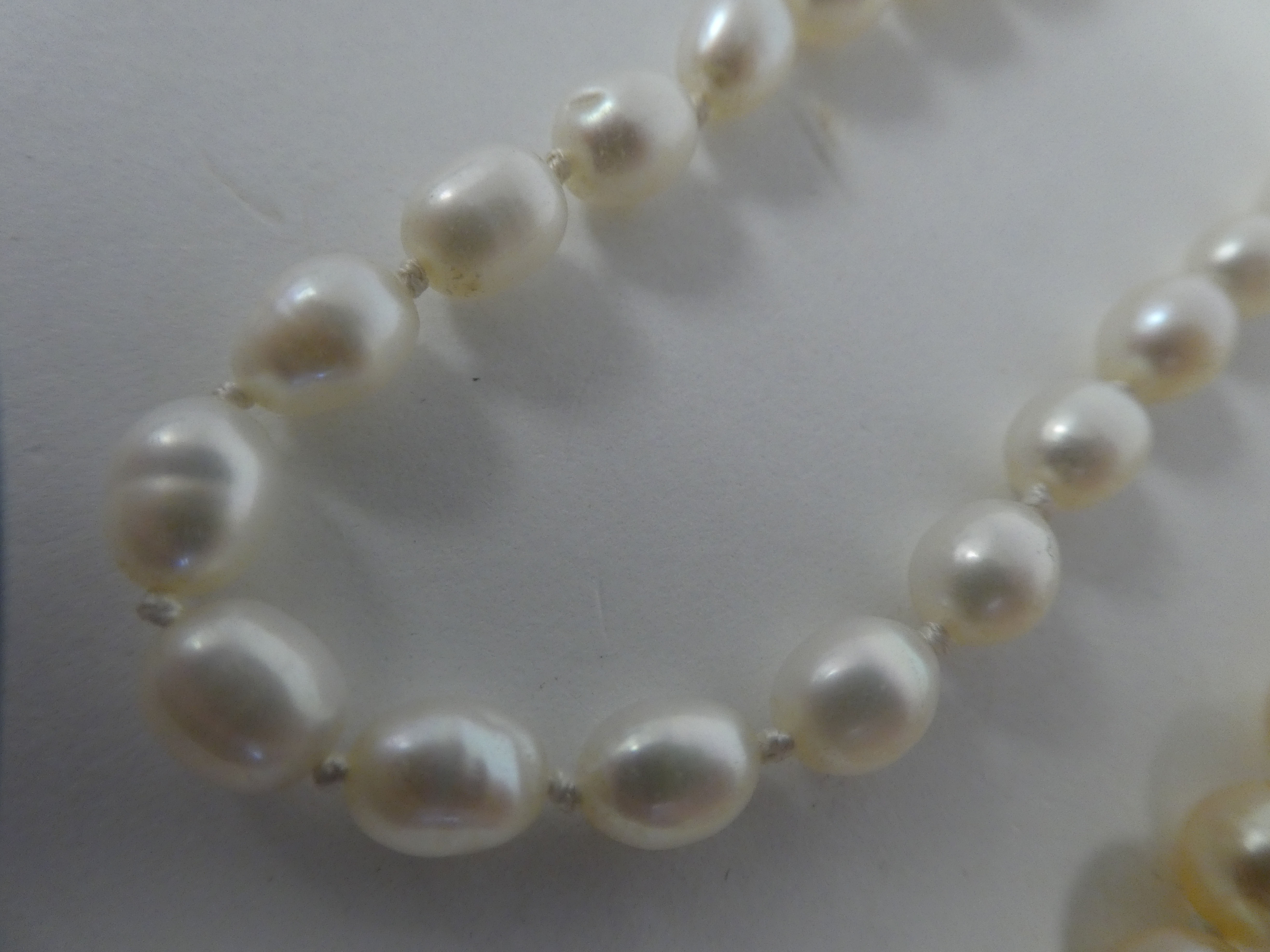 Three single strand pearl necklaces, each on a yellow metal clasp - Image 2 of 4