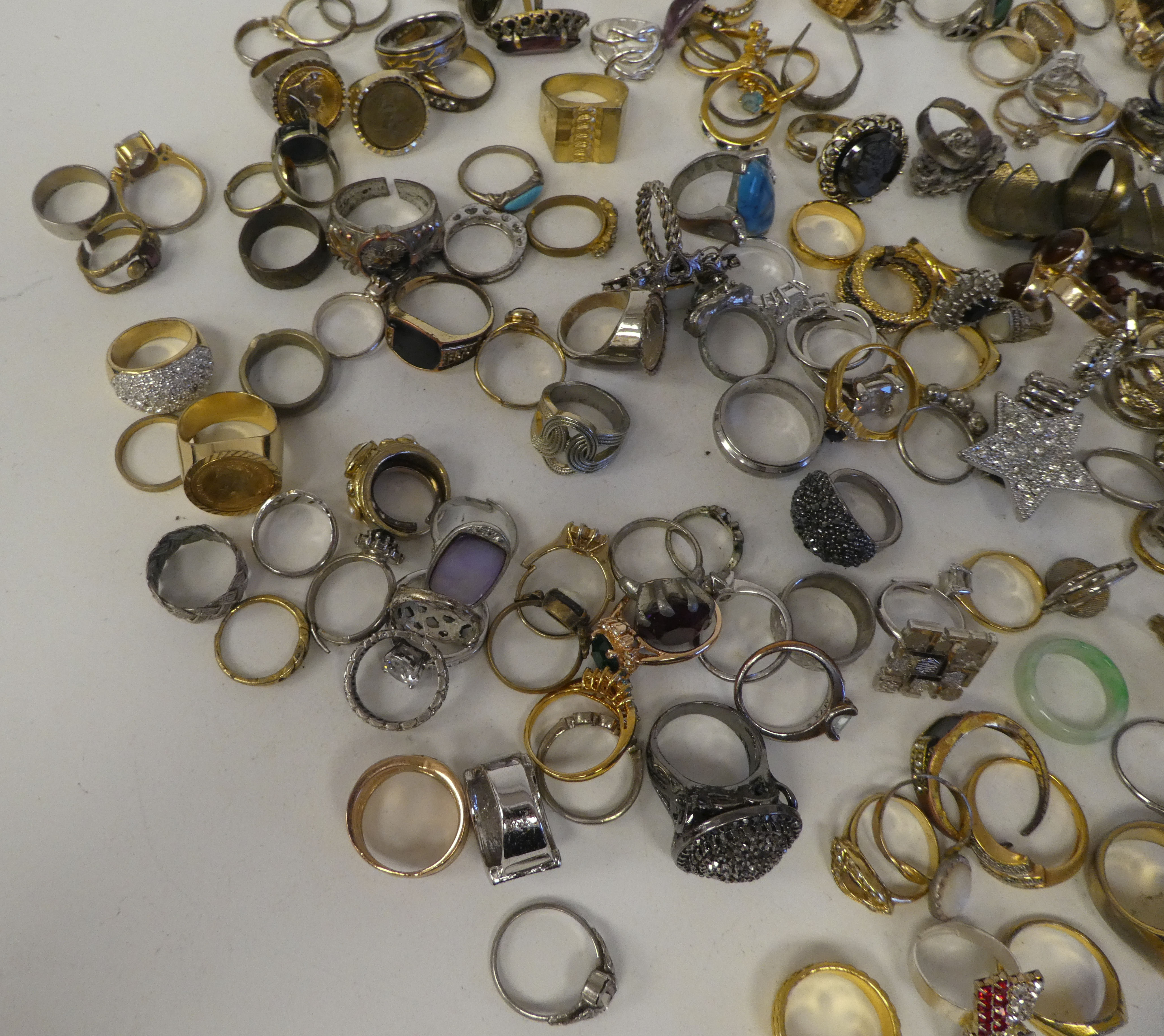 Costume jewellery: to include dress rings - Image 3 of 5