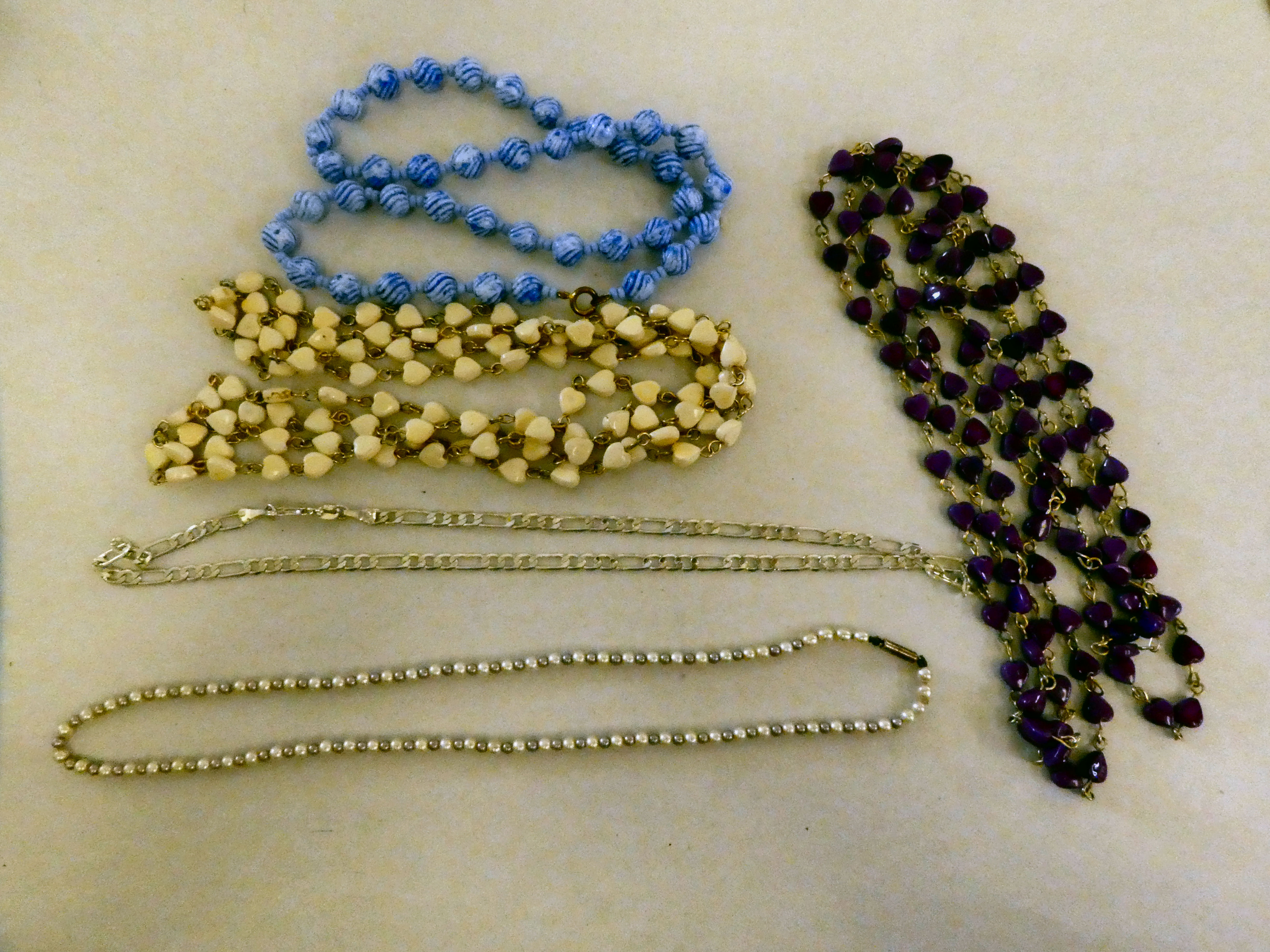 Items of personal ornament: to include brooches; a keeper ring; faux pearls and other bead necklaces - Image 5 of 7