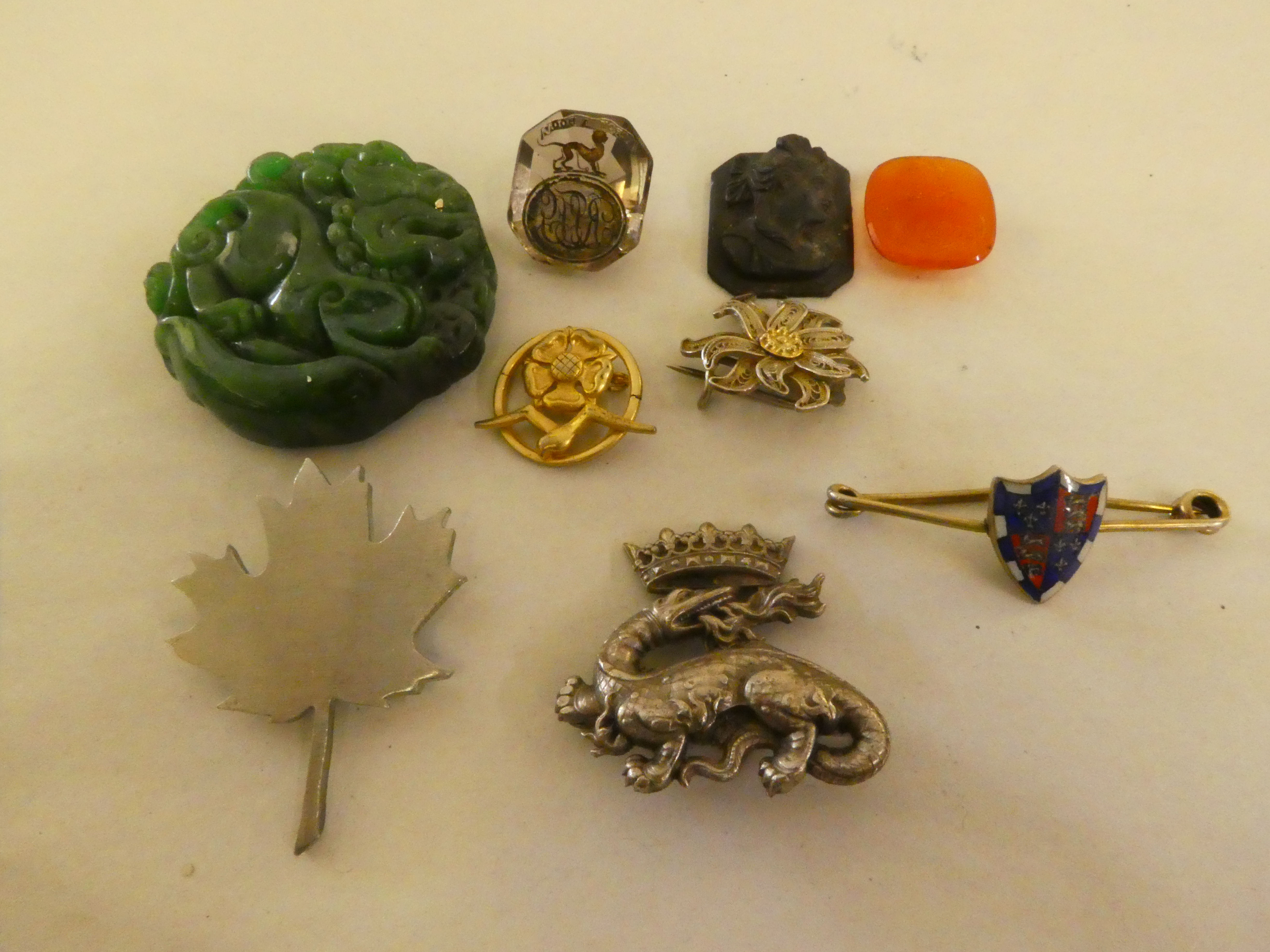Items of personal ornament: to include brooches; a keeper ring; faux pearls and other bead necklaces - Image 2 of 7