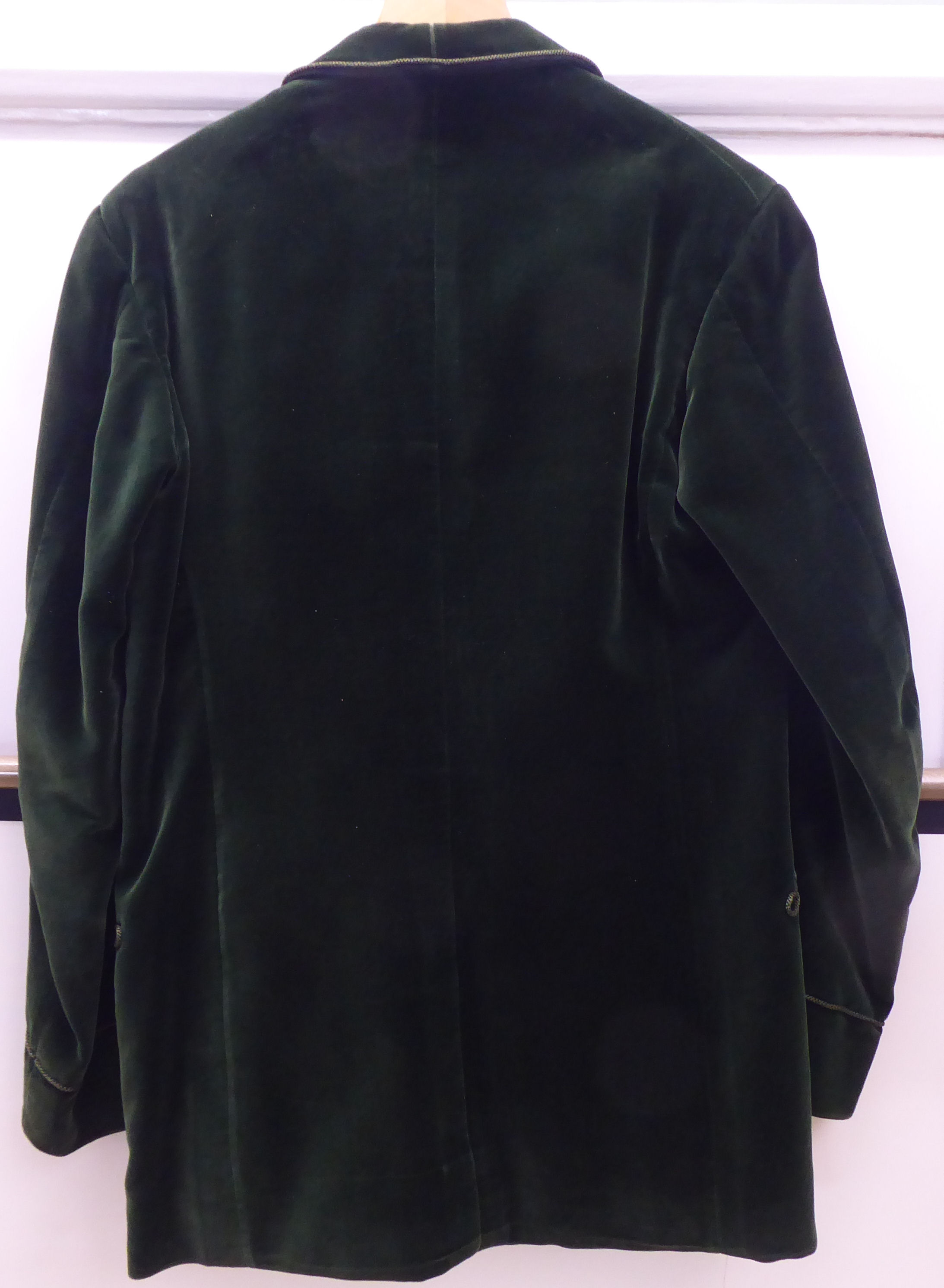 A circa 1930s crushed green velvet and silk lined smoking jacket  approx. size 40/42 regular - Image 5 of 5